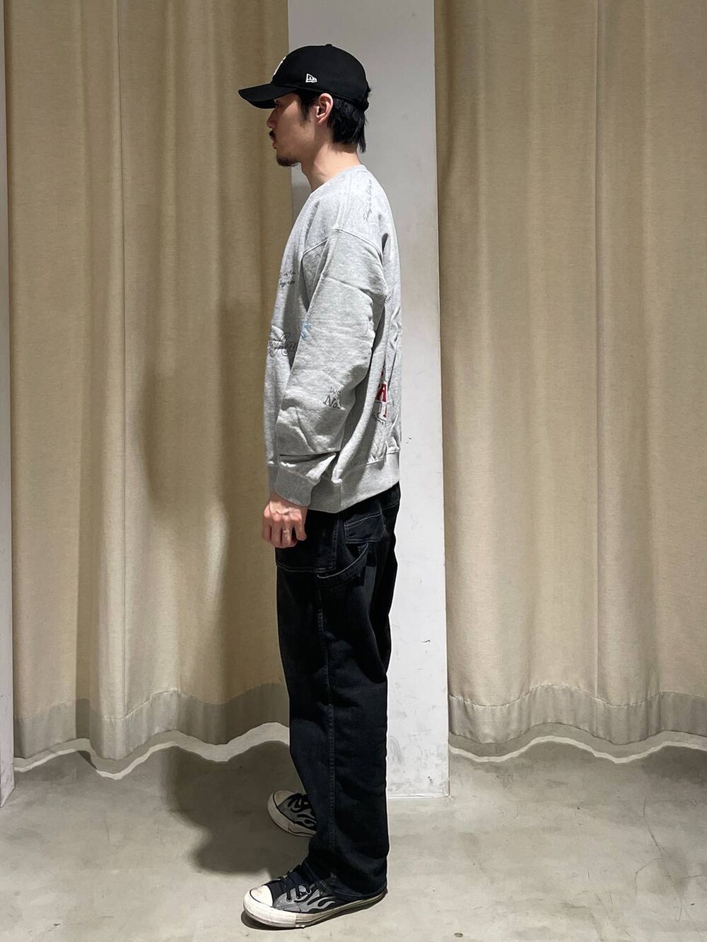ブラック系のその他パンツ、グレー系のスウェットを着用したメンズの春コーディネートの3枚目の写真