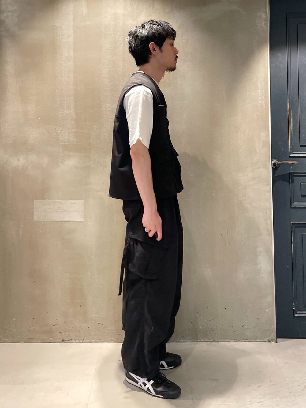 ブラック系のベスト、ブラック系のカーゴパンツを着用したメンズの夏コーディネートの2枚目の写真