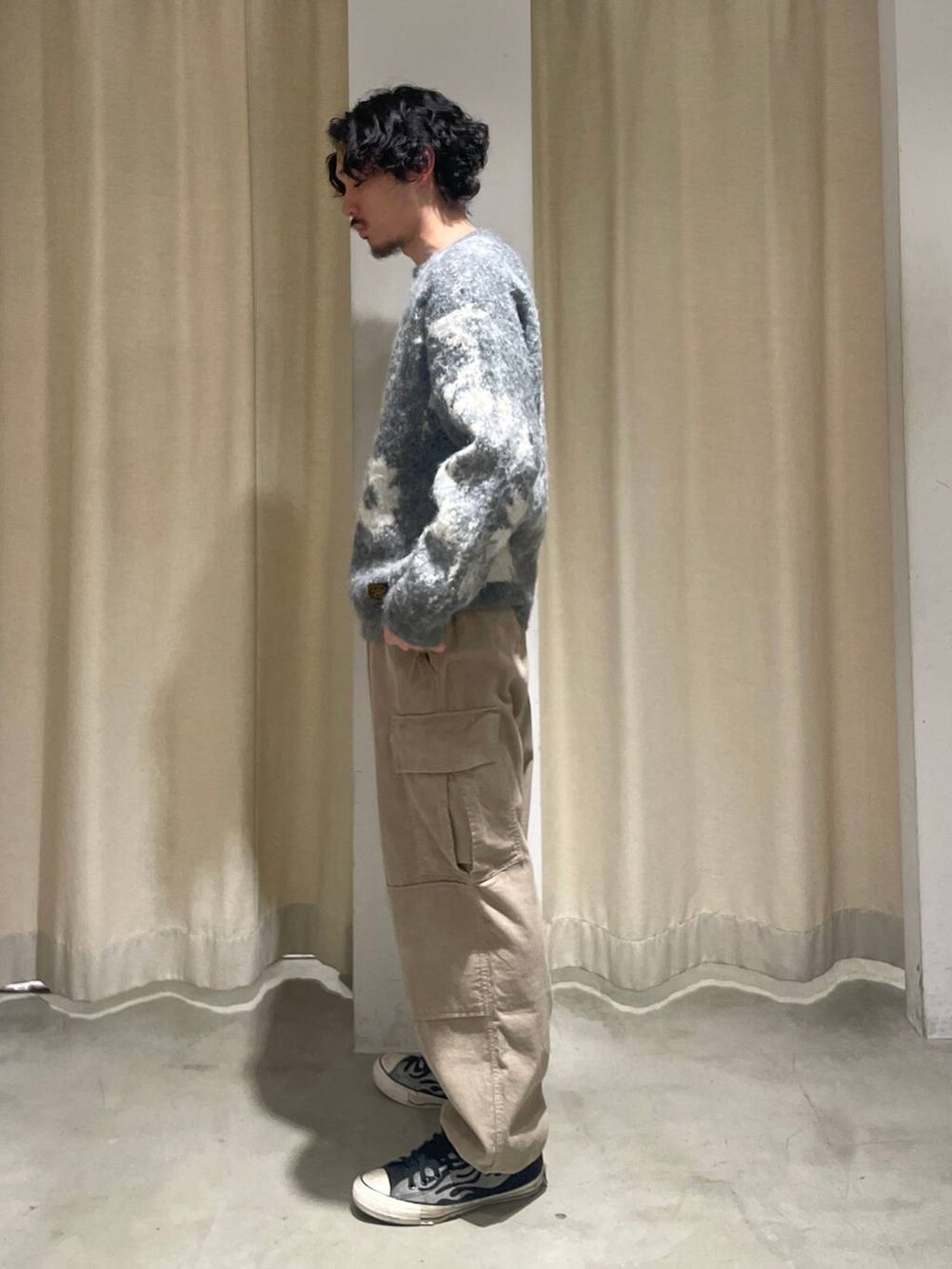 ベージュ系のカーゴパンツ、グレー系のニット/セーターを着用したメンズの秋コーディネートの3枚目の写真