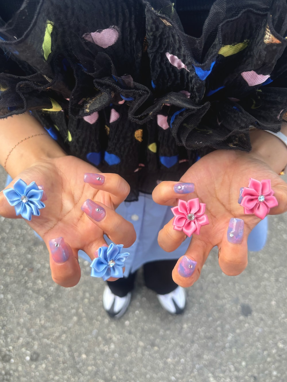 ブラック系のチューブトップ、ブルー系のシャツ/ブラウス、ホワイト系のスニーカーを着用したレディースの秋コーディネートの2枚目の写真