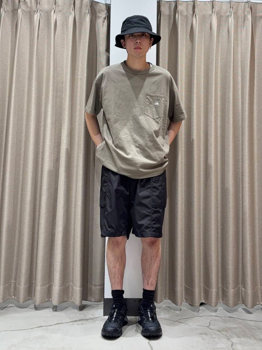 「アーバンリサーチ、カジュアルコーデ、URBANRESEARCH、夏コーデ、夏、休日スタイル、ハーフパンツ、リラックス、20代、メンズスタイル、メンズ、ur、休日、機能性素材、紫外線対策」｜「SALOMONのSALOMON　XT-PATHWAY GORE-TEX（スニーカー、ブラック系）」を使った、manatoさん（メンズ・173cm）の夏コーディネートの3枚目の写真