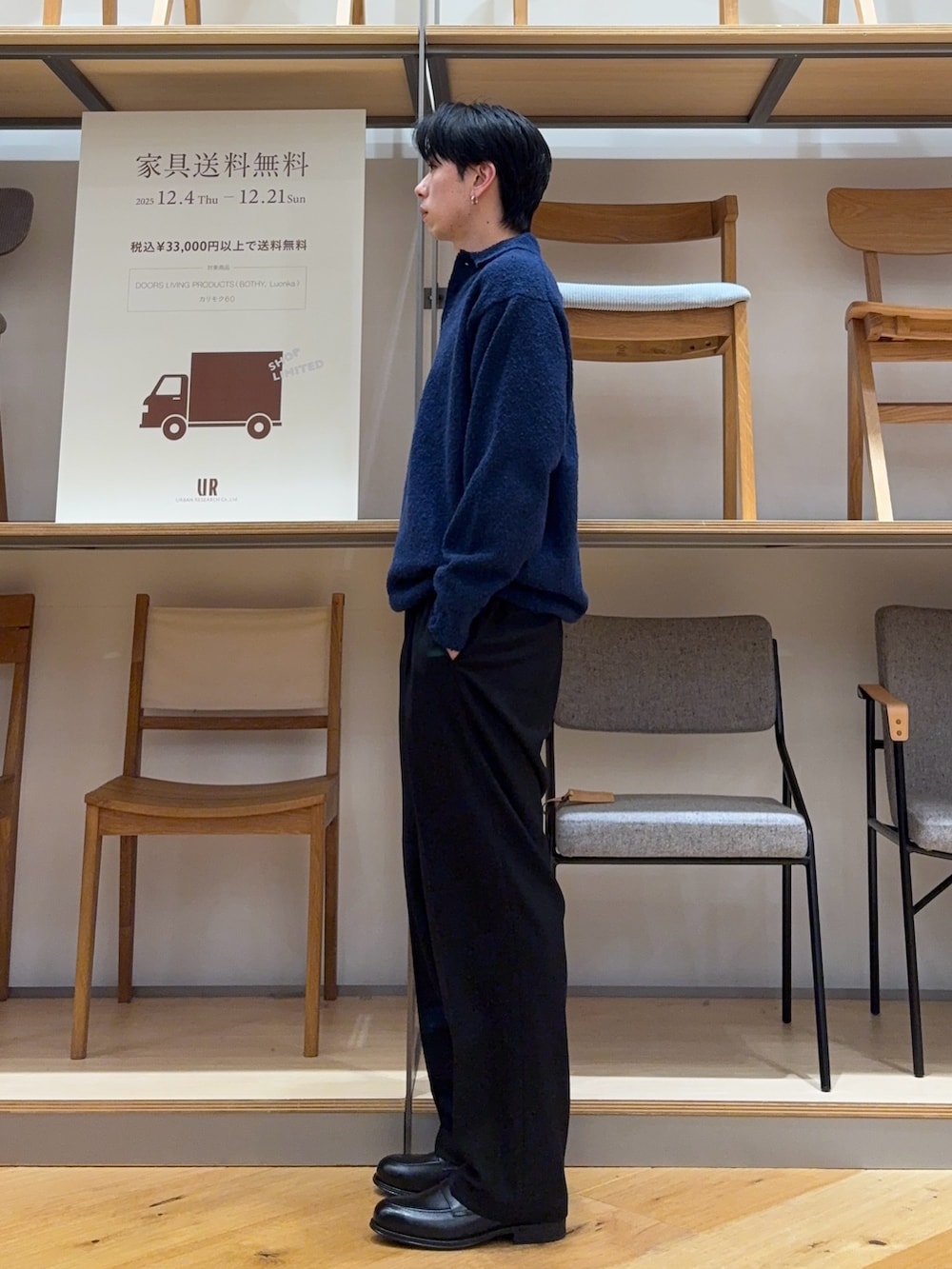 ブラック系のその他パンツ、ブルー系のニット/セーター、ブラック系のドレスシューズを着用したメンズの冬コーディネートの2枚目の写真