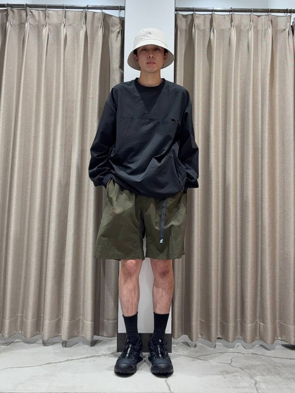 「アーバンリサーチ、カジュアルコーデ、URBANRESEARCH、夏コーデ、夏、休日スタイル、ハーフパンツ、リラックス、EKAL、20代、メンズスタイル、メンズ、ur、休日、機能性素材」｜「GramicciのGramicci / LOWERCASE　NYLON LOOSE SHORT（その他パンツ、グリーン系）」を使った、manatoさん（メンズ・173cm）の夏コーディネートの2枚目の写真