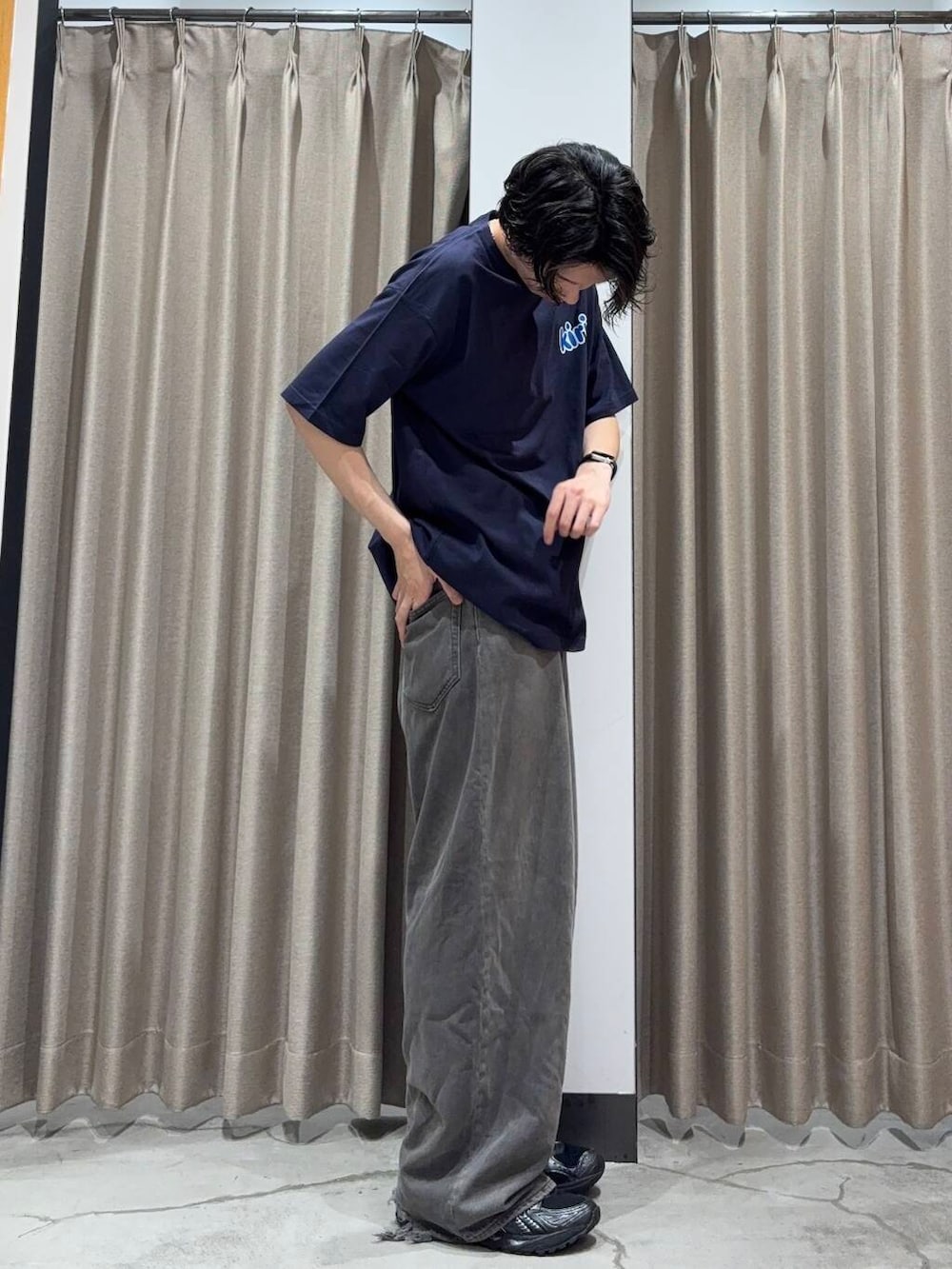 「アーバンリサーチ、カジュアルコーデ、URBANRESEARCH、夏コーデ、夏、休日スタイル、リラックス、20代、メンズスタイル、メンズ、ur、休日、旅行コーデ、初夏スタイル、暑い」｜「URBAN RESEARCHの『別注』Kiri×URBAN RESEARCH　Logo T-shirts（Tシャツ/カットソー、ブルー系）」を使った、manatoさん（メンズ・173cm）の夏コーディネートの2枚目の写真