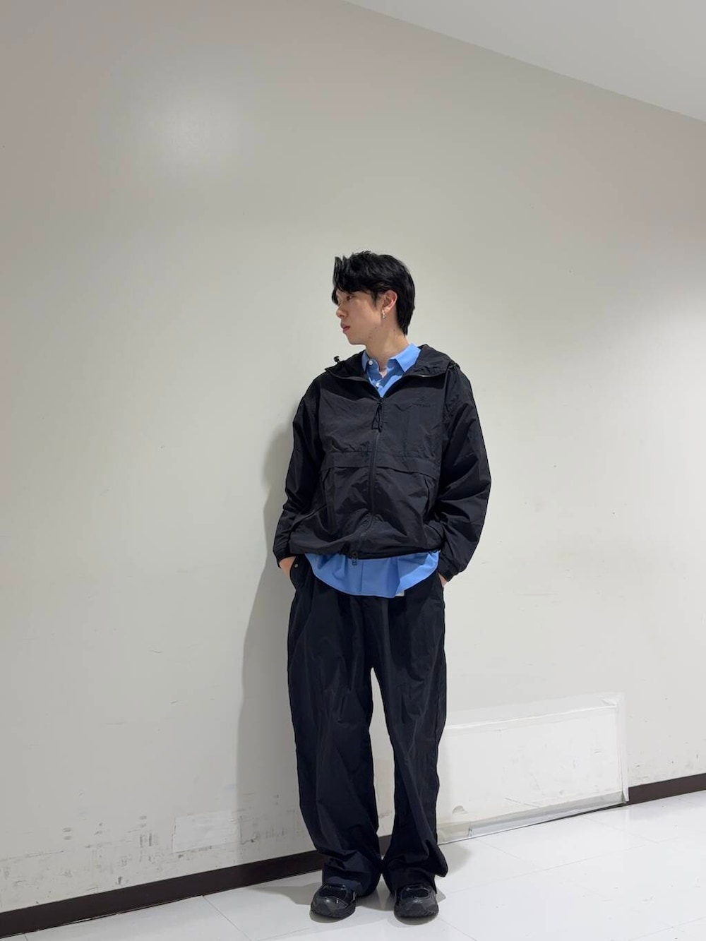 「アーバンリサーチ、カジュアルコーデ、URBANRESEARCH、休日スタイル、20代、メンズ、ur、ここでしか手に入らない別注アイテム、スタッフのこれ買いました、widedad」｜「THOMAS MASONのnew basic　THOMAS MASON OVER SHIRTS（シャツ/ブラウス、ブルー系）」を使った、manatoさん（メンズ・173cm）の春コーディネートの2枚目の写真