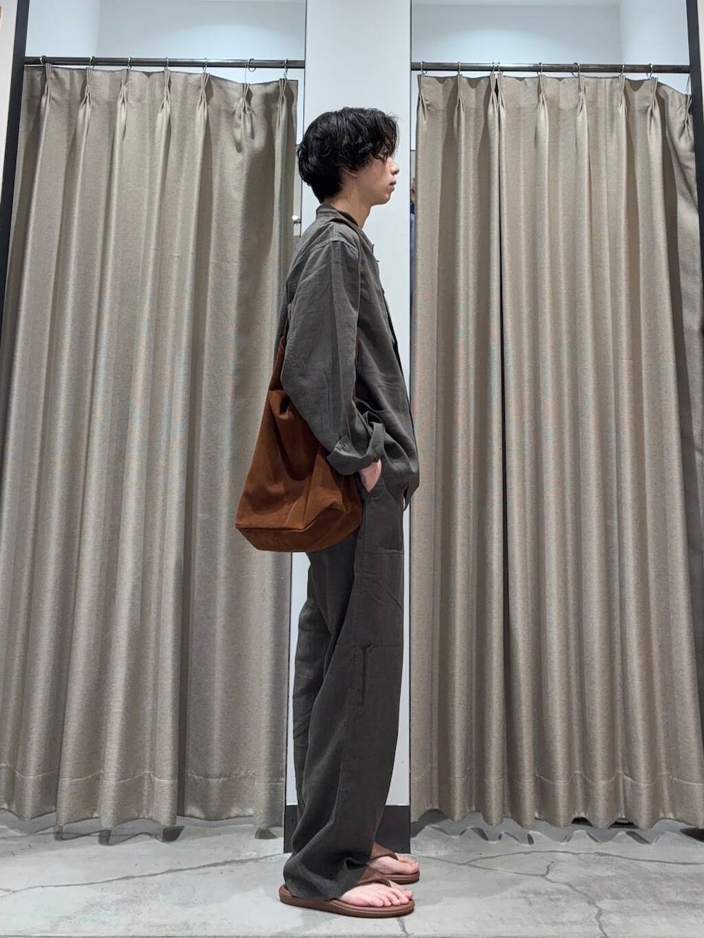 「アーバンリサーチ、大人カジュアル、シャツスタイル、オーバーサイズ、きれいめカジュアル、カジュアルコーデ、URBANRESEARCH、サンダル、newarrival、休日スタイル、リラックス、20代、メンズスタイル、サンダルコーデ、メンズ」｜「ISLAND SLIPPERのISLAND SLIPPER　202EVA（サンダル、ブラウン系）」を使った、manatoさん（メンズ・173cm）の夏コーディネートの2枚目の写真