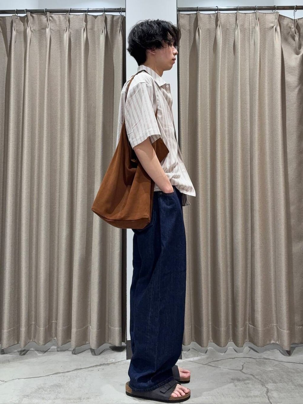 「アーバンリサーチ、シャツスタイル、カジュアルコーデ、URBANRESEARCH、サンダル、夏コーデ、夏、休日スタイル、新作、リラックス、20代、メンズスタイル、サンダルコーデ、綺麗め、メンズ」｜「BIRKENSTOCKのBIRKENSTOCK　Exclusive Zurich(Narrow)（サンダル、グレー系）」を使った、manatoさん（メンズ・173cm）の夏コーディネートの2枚目の写真