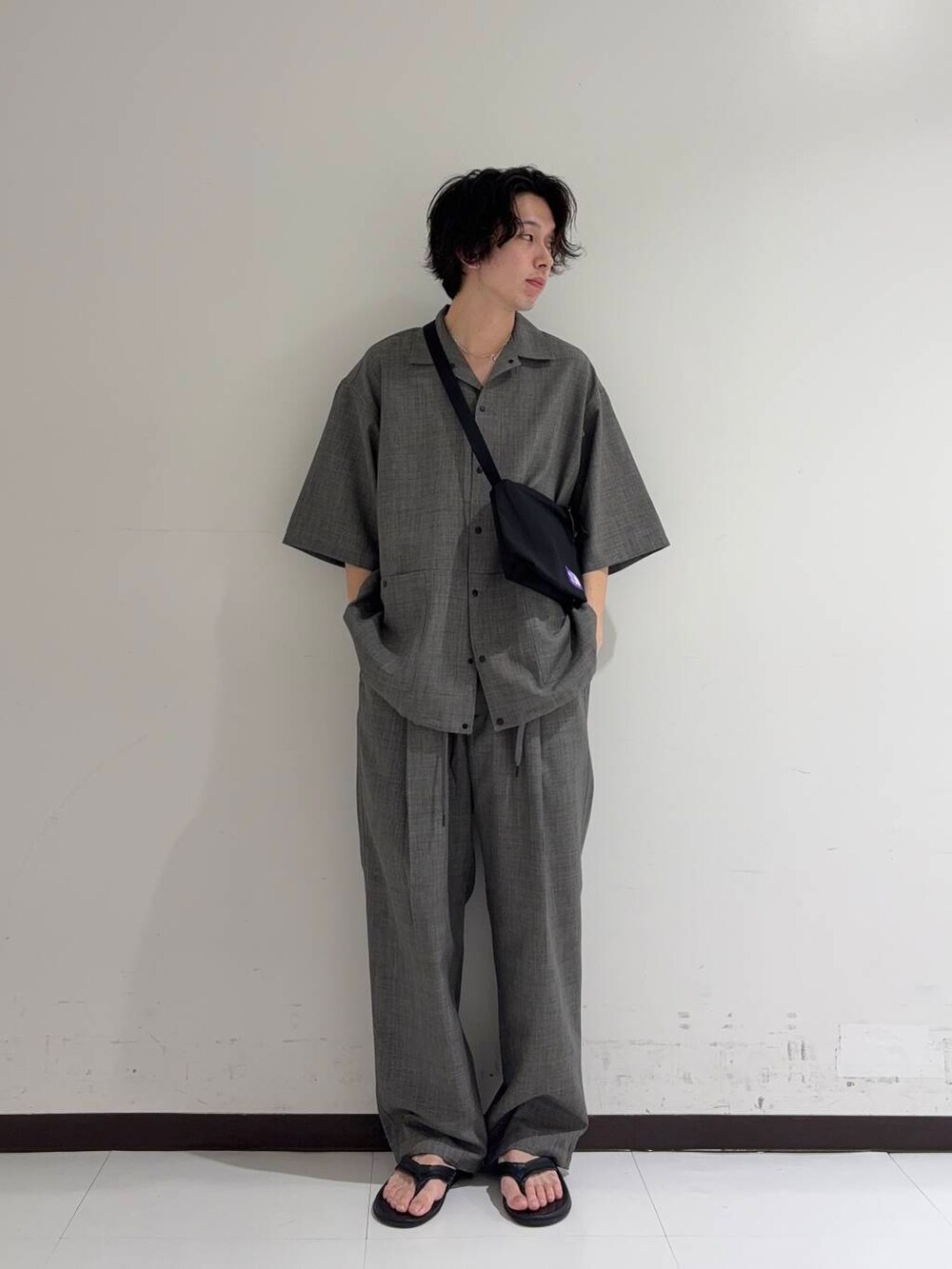 ブラック系のサンダル、グレー系のその他パンツ、グレー系のシャツ/ブラウスを着用したメンズの夏コーディネートの2枚目の写真