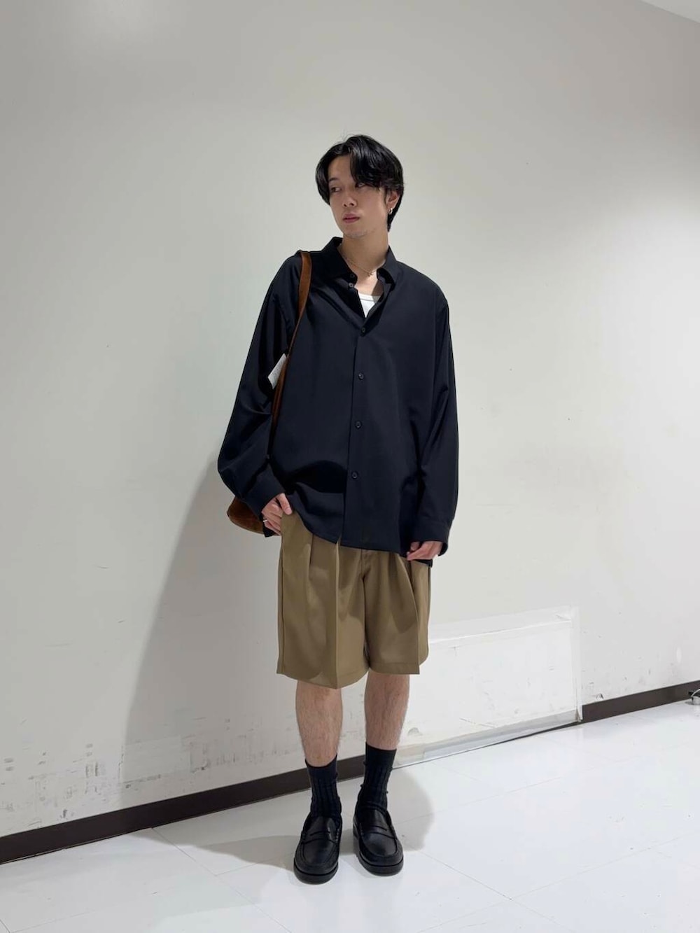 「アーバンリサーチ、モード、ハーフパンツ、綺麗め、aton、サマーショーツ、sip2412」｜「WranglerのWrangler　WRANCHER SHORTS（その他パンツ、ベージュ系）」を使った、manatoさん（メンズ・173cm）の春コーディネートの3枚目の写真