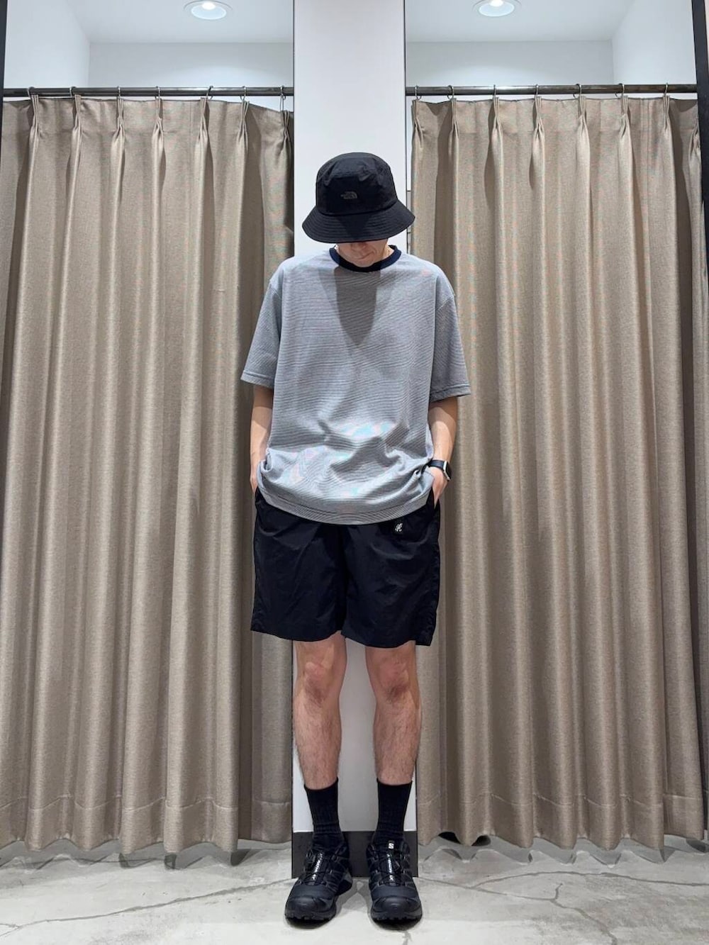 「アーバンリサーチ、カジュアルコーデ、URBANRESEARCH、夏コーデ、夏、休日スタイル、ハーフパンツ、リラックス、EKAL、20代、メンズスタイル、メンズ、ur、休日、機能性素材」｜「GramicciのGramicci / LOWERCASE　NYLON LOOSE SHORT（その他パンツ、ブラック系）」を使った、manatoさん（メンズ・173cm）の夏コーディネートの2枚目の写真