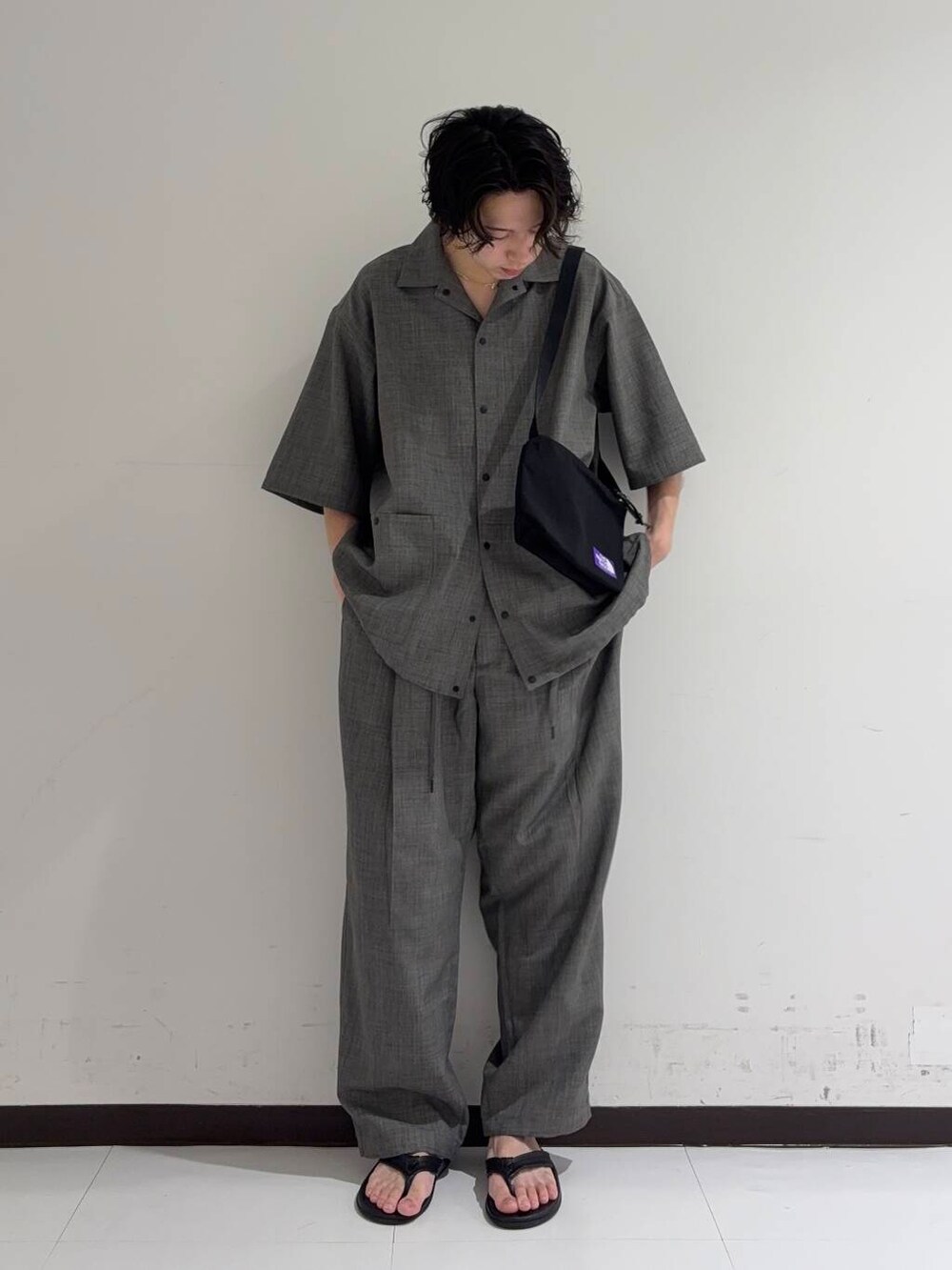 ブラック系のサンダル、グレー系のその他パンツ、グレー系のシャツ/ブラウスを着用したメンズの夏コーディネートの4枚目の写真