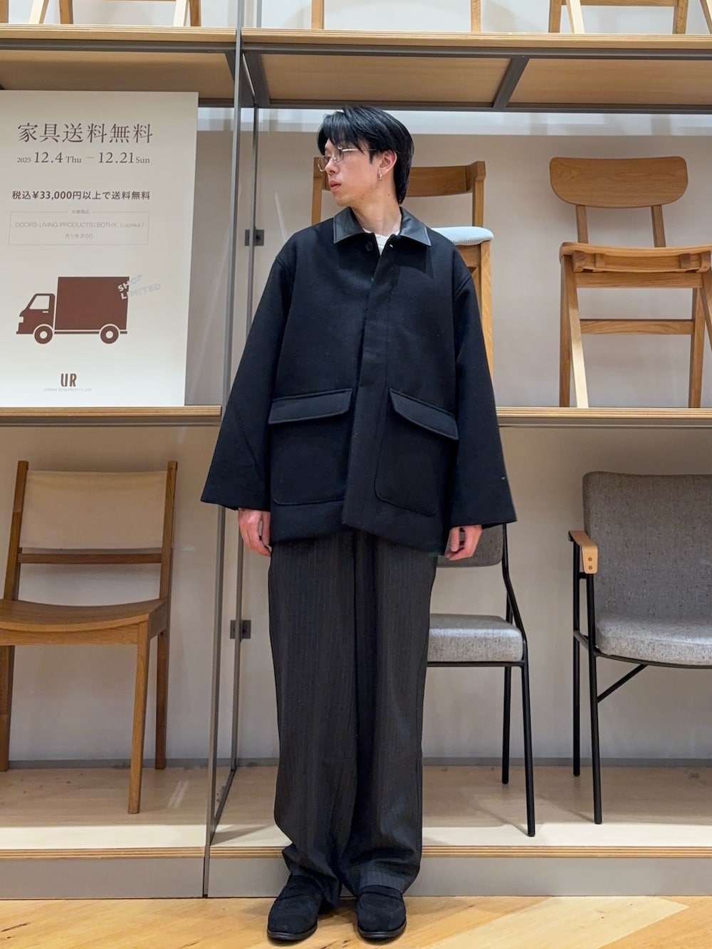 ブラック系のカバーオール、グレー系のその他パンツ、ブラック系のドレスシューズを着用したメンズの冬コーディネートの3枚目の写真