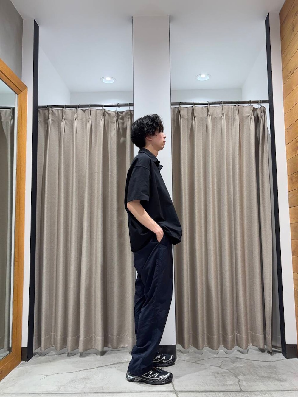 「アーバンリサーチ、カジュアルコーデ、URBANRESEARCH、夏コーデ、夏、休日スタイル、リラックス、20代、メンズスタイル、メンズ、ur、休日、機能性素材、初夏スタイル、ビックシルエット」｜「GramicciのGramicci / LOWERCASE　NYLON TRACK PANT（その他パンツ、ブルー系）」を使った、manatoさん（メンズ・173cm）の夏コーディネートの2枚目の写真