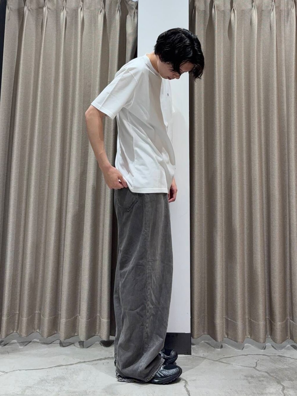 「アーバンリサーチ、カジュアルコーデ、URBANRESEARCH、夏コーデ、夏、休日スタイル、リラックス、20代、メンズスタイル、メンズ、ur、休日、旅行コーデ、初夏スタイル、暑い」｜「BarbourのBarbour　walton embroidered os t-shirts（Tシャツ/カットソー、ホワイト系）」を使った、manatoさん（メンズ・173cm）の夏コーディネートの2枚目の写真
