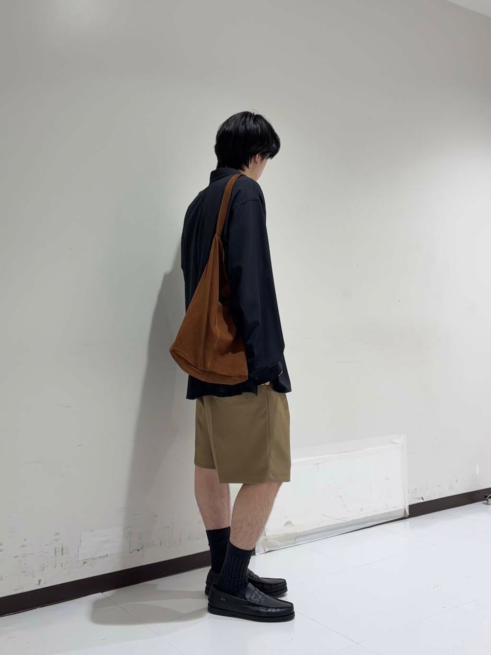 「アーバンリサーチ、モード、ハーフパンツ、綺麗め、aton、サマーショーツ、sip2412」｜「WranglerのWrangler　WRANCHER SHORTS（その他パンツ、ベージュ系）」を使った、manatoさん（メンズ・173cm）の春コーディネートの2枚目の写真