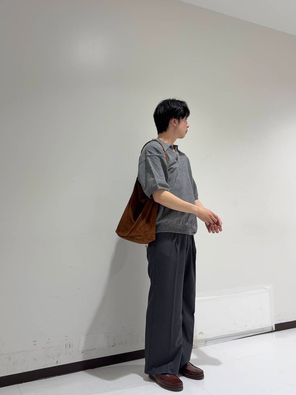 「アーバンリサーチ、カジュアルコーデ、URBANRESEARCH、休日スタイル、20代、メンズ、ur、初夏スタイル、ここでしか手に入らない別注アイテム、スタッフのこれ買いました」｜「Wranglerの『別注』Wrangler×URBAN RESEARCH　WRANCHER WIDE（その他パンツ、グレー系）」を使った、manatoさん（メンズ・173cm）の春コーディネートの2枚目の写真