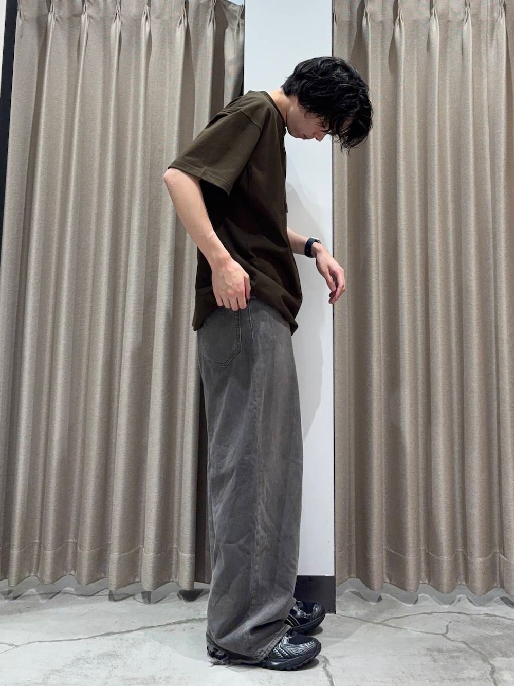 「アーバンリサーチ、カジュアルコーデ、URBANRESEARCH、夏コーデ、夏、休日スタイル、リラックス、20代、メンズスタイル、メンズ、ur、休日、旅行コーデ、初夏スタイル、暑い」｜「EKALの『吸水速乾/UVカット』DRY OUT SHORT-SLEEVE T-SHIRTS（Tシャツ/カットソー、ブラウン系）」を使った、manatoさん（メンズ・173cm）の夏コーディネートの2枚目の写真