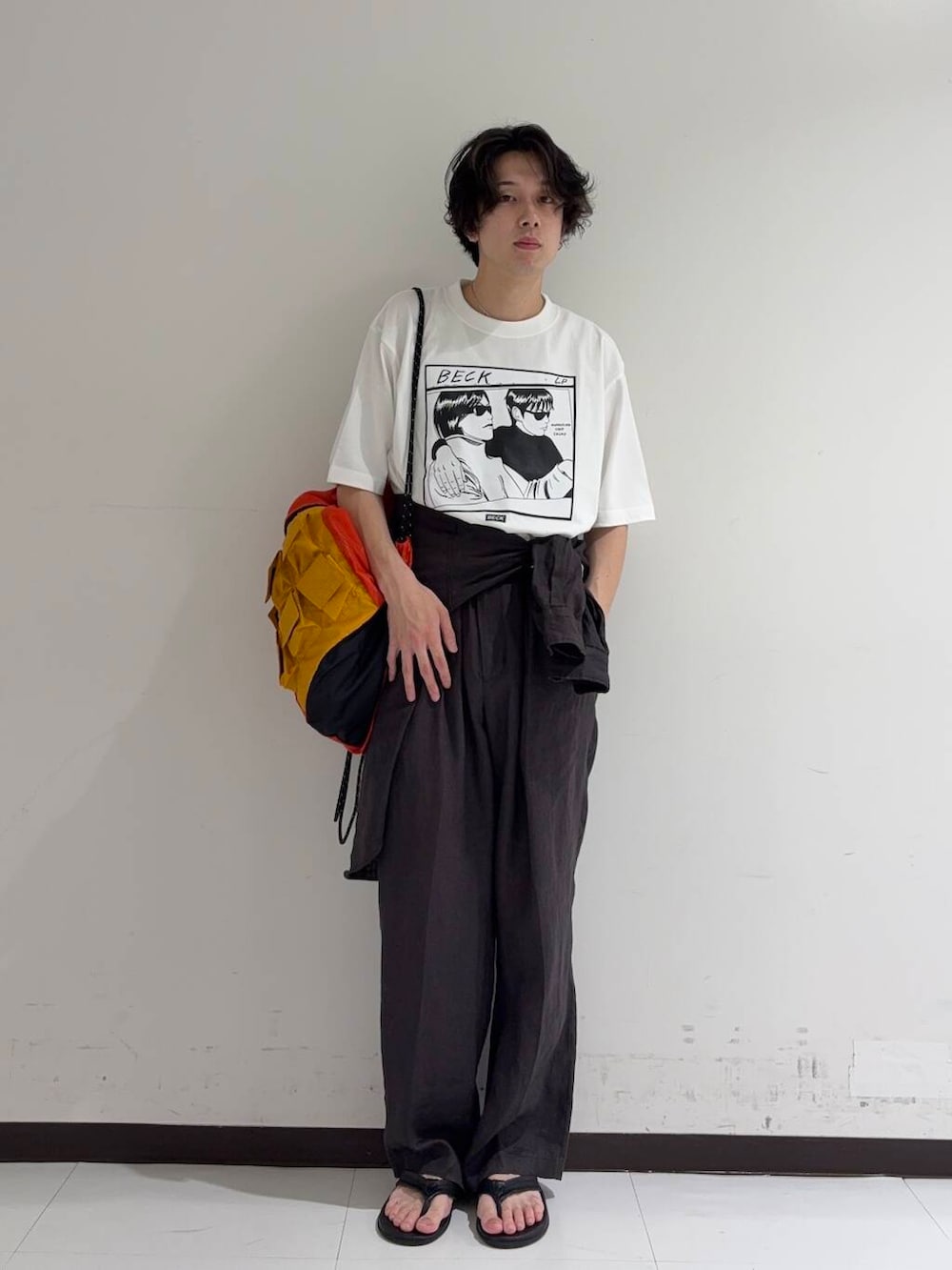 「アーバンリサーチ、カジュアルコーデ、URBANRESEARCH、夏コーデ、夏、休日スタイル、リラックス、20代、メンズスタイル、メンズ、ur、休日、旅行コーデ、初夏スタイル、暑い」｜「URBAN RESEARCHのLINEN LONG-SLEEVE SHIRTS（シャツ/ブラウス、ブラック系）」を使った、manatoさん（メンズ・173cm）の夏コーディネートの3枚目の写真