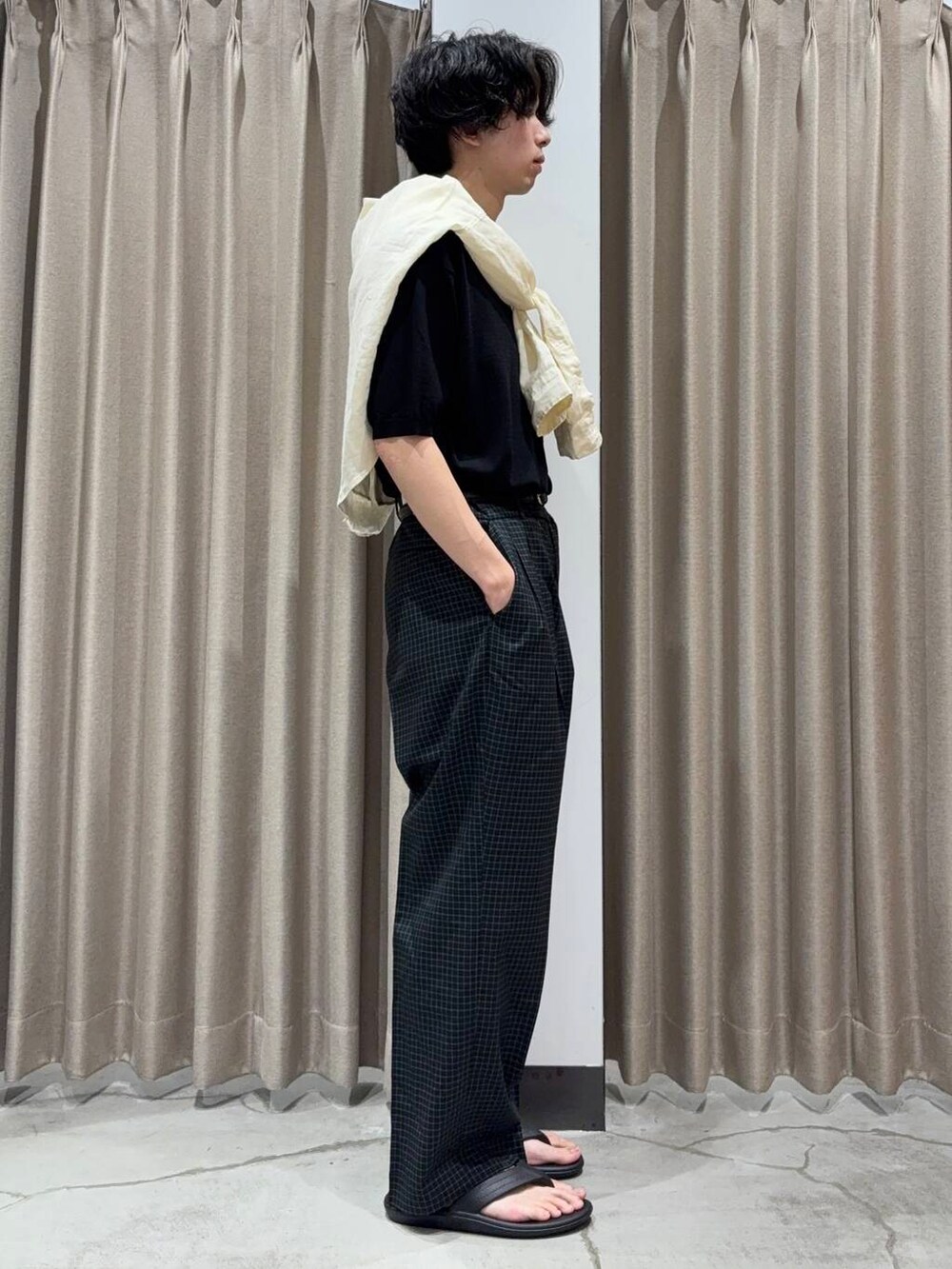 ブラック系のニット/セーター、ブラック系のその他パンツ、ブラック系のサンダルを着用したメンズの夏コーディネートの2枚目の写真