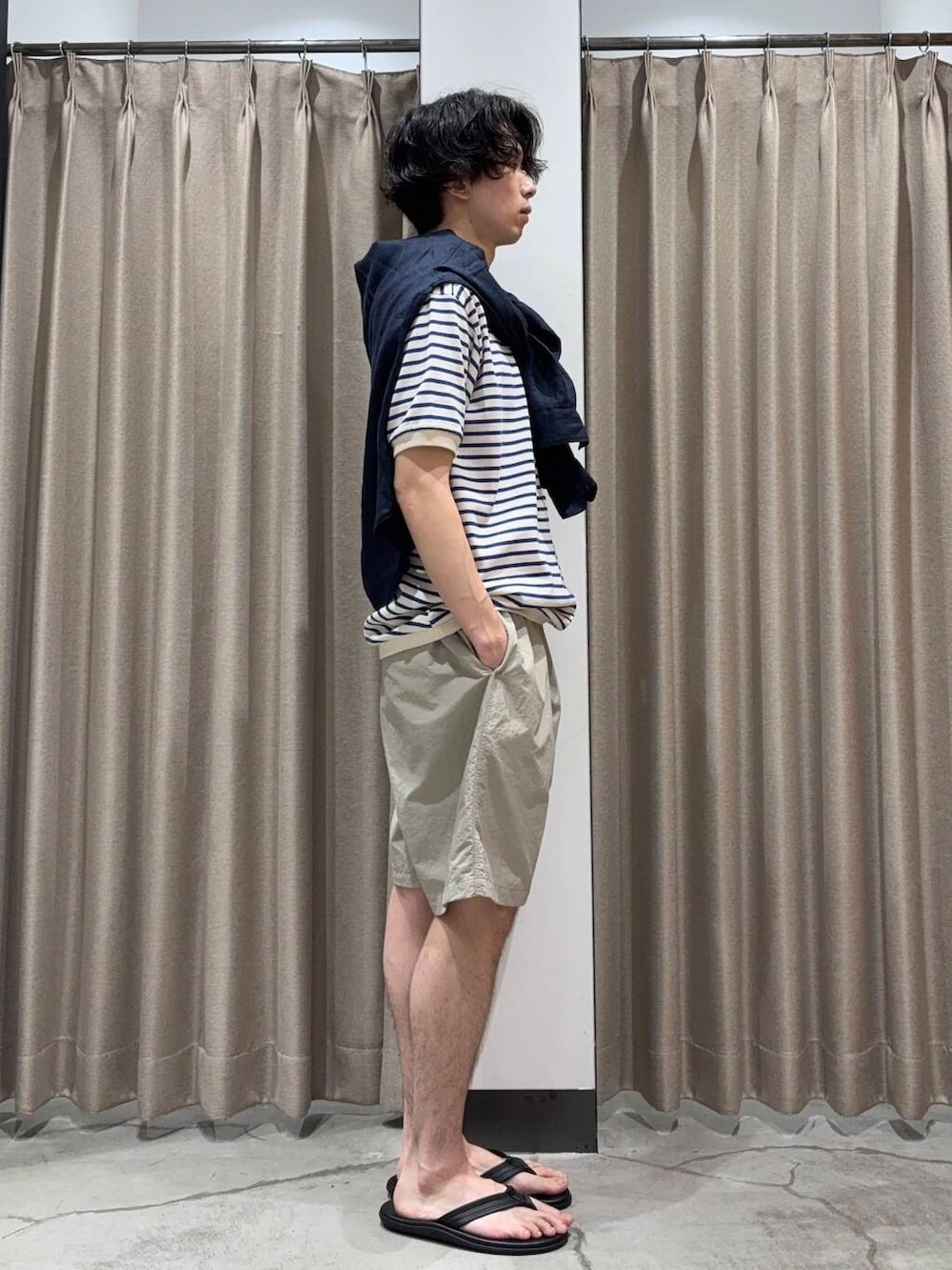 「アーバンリサーチ、カジュアル、キレイめ、カジュアルコーデ、URBANRESEARCH、夏コーデ、夏、newarrival、休日スタイル、ハーフパンツ、リラックス、20代、メンズスタイル、綺麗め、メンズ」｜「GramicciのGramicci / LOWERCASE　NYLON LOOSE SHORT（その他パンツ、グレー系）」を使った、manatoさん（メンズ・173cm）の夏コーディネートの2枚目の写真