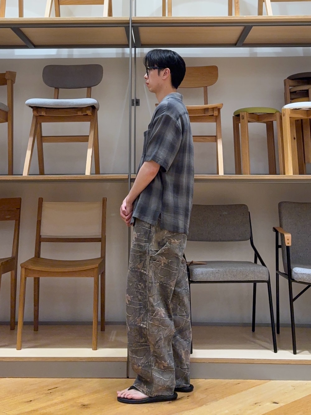 グリーン系のシャツ/ブラウス、その他のデニムパンツ、ブラック系のサンダルを着用したメンズの夏コーディネートの2枚目の写真