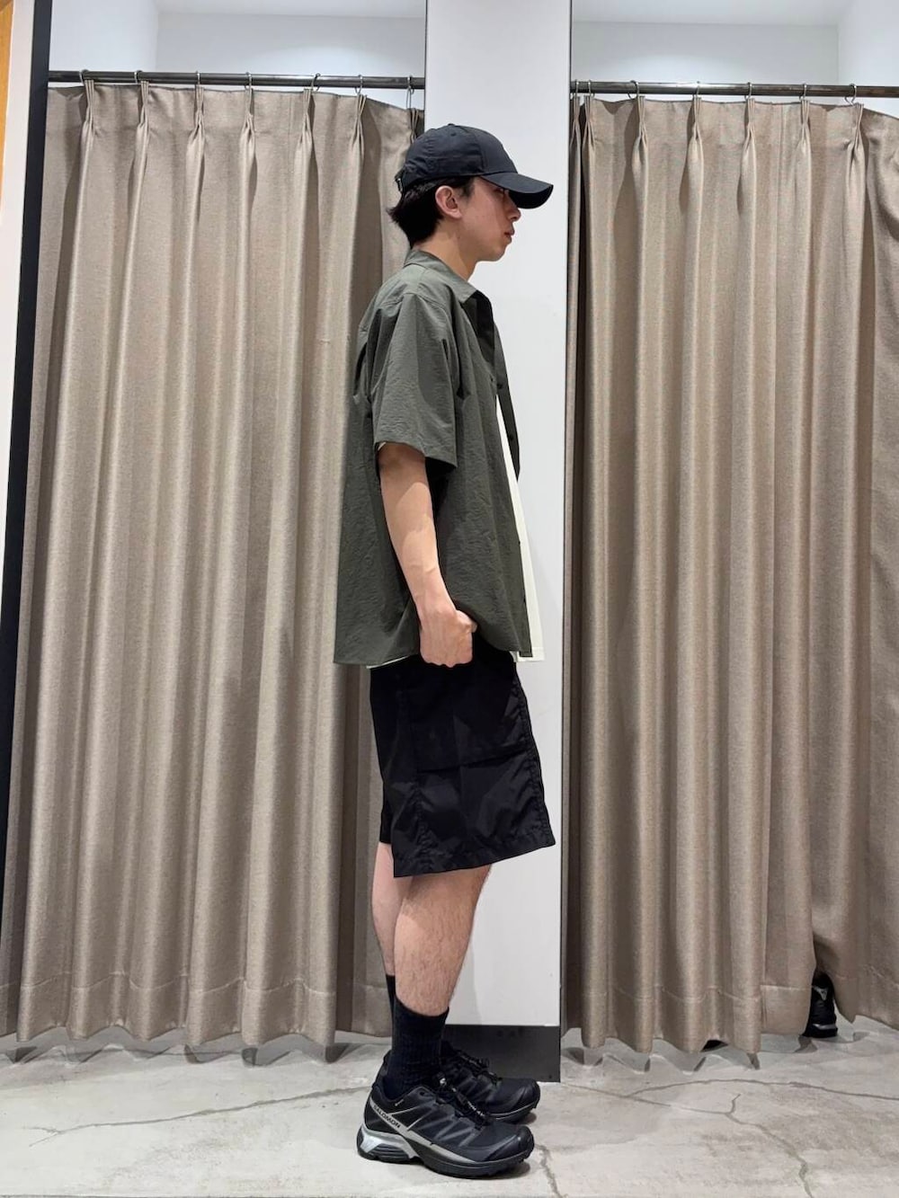 「アーバンリサーチ、シャツスタイル、カジュアルコーデ、URBANRESEARCH、夏コーデ、夏、休日スタイル、ハーフパンツ、リラックス、EKAL、20代、メンズスタイル、メンズ、ur、休日」｜「NEW ERAの『別注』New Era×URBAN RESEARCH　940CS（キャップ、ブラック系）」を使った、manatoさん（メンズ・173cm）の夏コーディネートの3枚目の写真