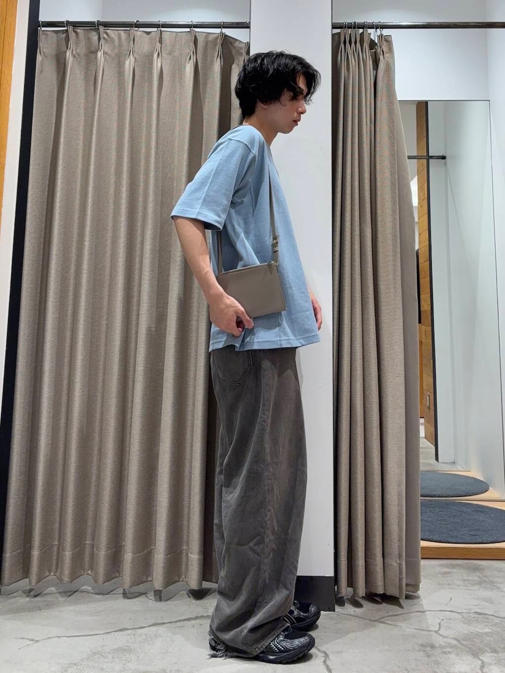 「アーバンリサーチ、カジュアルコーデ、URBANRESEARCH、夏コーデ、夏、休日スタイル、リラックス、20代、メンズスタイル、メンズ、ur、休日、旅行コーデ、初夏スタイル、暑い」｜「Championの『別注』Champion×UR　USA Fit Short-Sleeve T-shirts（Tシャツ/カットソー、ブルー系）」を使った、manatoさん（メンズ・173cm）の夏コーディネートの2枚目の写真