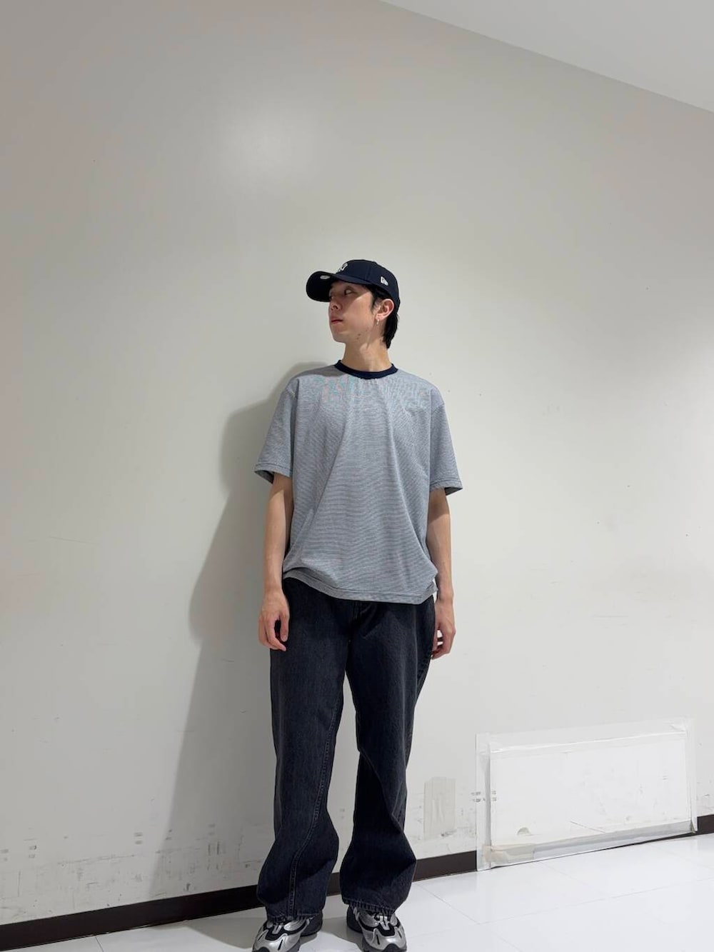 「アーバンリサーチ、カジュアルコーデ、URBANRESEARCH、キャップ、休日スタイル、20代、メンズ、ur、初夏スタイル、きれいめtシャツ、ビックシルエット、ここでしか手に入らない別注アイテム」｜「NEW ERAの『別注』New Era×URBAN RESEARCH　940CS（キャップ、ブルー系）」を使った、manatoさん（メンズ・173cm）の春コーディネートの2枚目の写真