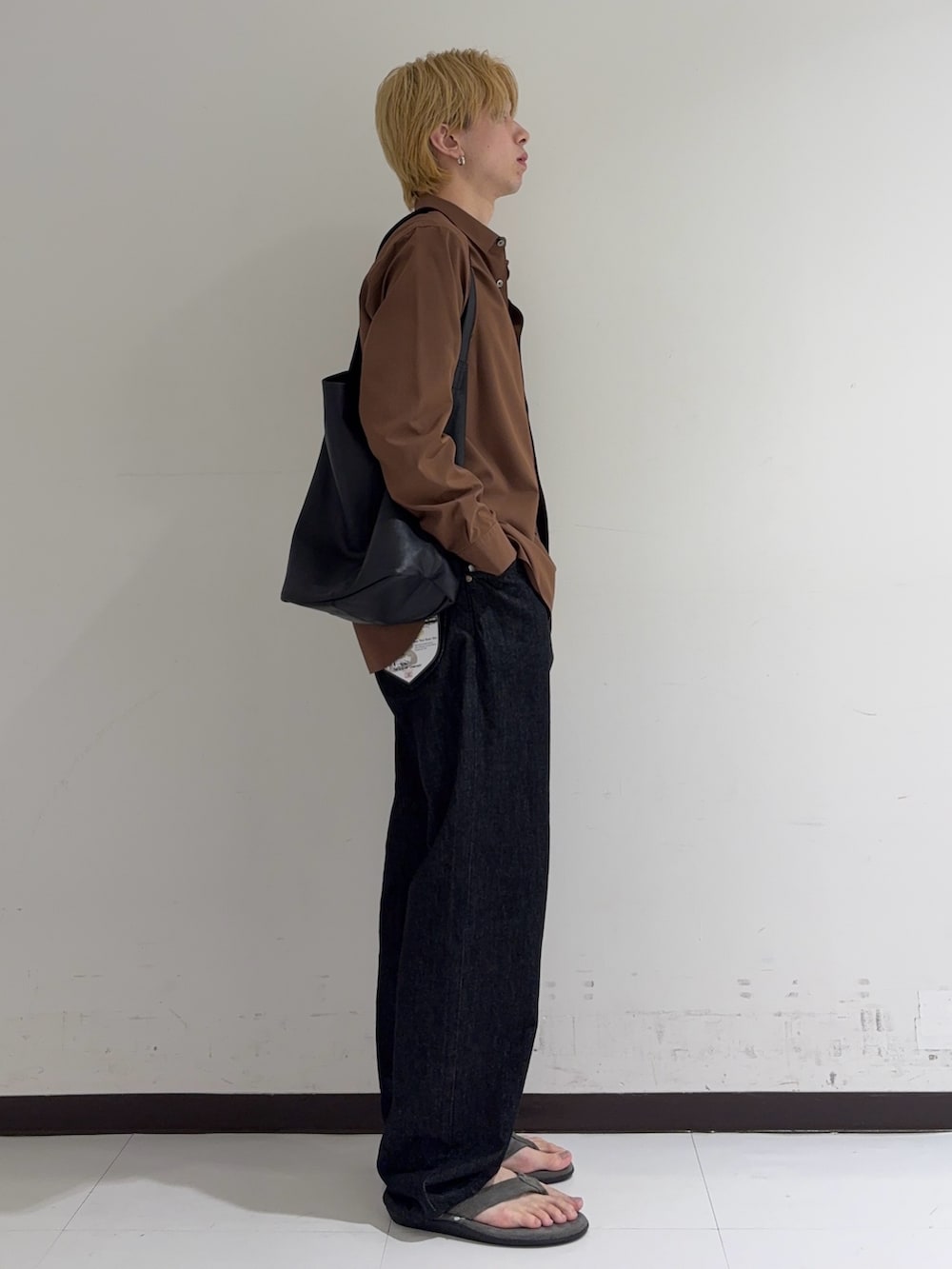 ブラウン系のシャツ/ブラウス、ブラック系のデニムパンツ、グレー系のサンダルを着用したメンズの秋コーディネートの2枚目の写真