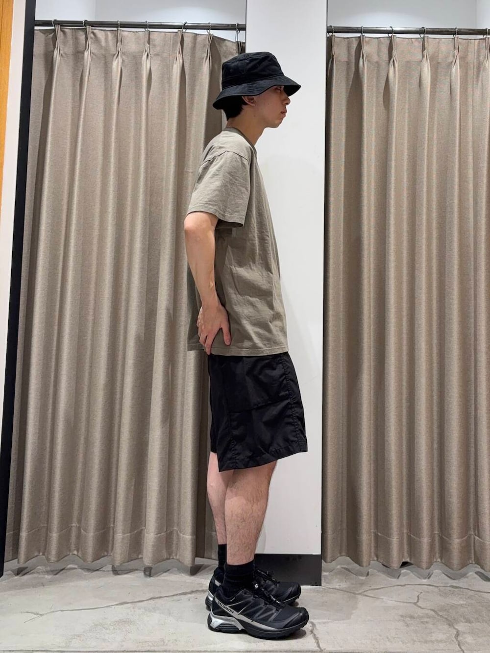 「アーバンリサーチ、カジュアルコーデ、URBANRESEARCH、夏コーデ、夏、休日スタイル、ハーフパンツ、リラックス、20代、メンズスタイル、メンズ、ur、休日、機能性素材、紫外線対策」｜「SALOMONのSALOMON　XT-PATHWAY GORE-TEX（スニーカー、ブラック系）」を使った、manatoさん（メンズ・173cm）の夏コーディネートの2枚目の写真