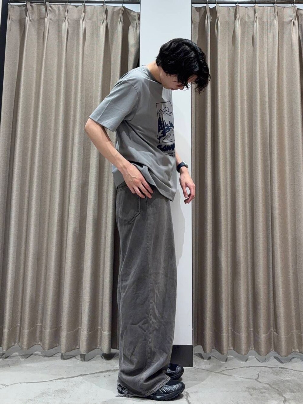 「アーバンリサーチ、カジュアルコーデ、URBANRESEARCH、夏コーデ、夏、休日スタイル、リラックス、20代、メンズスタイル、メンズ、ur、休日、旅行コーデ、初夏スタイル、暑い」｜「EKALの『UR TECH ひやサラクール』NATURE T-SHIRTS（Tシャツ/カットソー、グレー系）」を使った、manatoさん（メンズ・173cm）の夏コーディネートの2枚目の写真