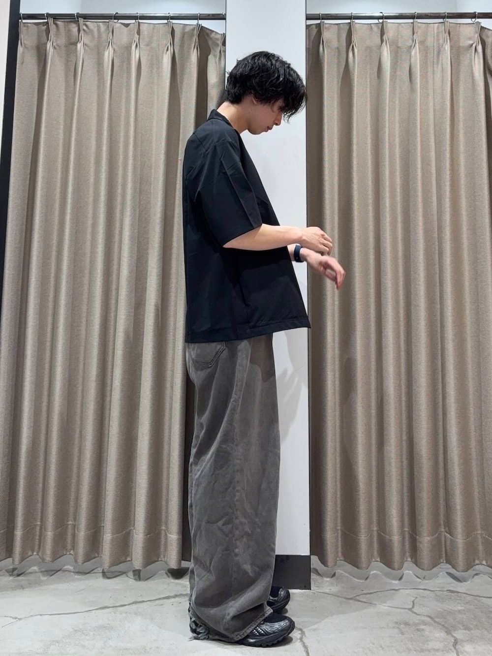 「アーバンリサーチ、カジュアルコーデ、URBANRESEARCH、夏コーデ、夏、休日スタイル、リラックス、20代、メンズスタイル、メンズ、ur、休日、旅行コーデ、初夏スタイル、暑い」｜「URBAN RESEARCHの『XLサイズあり』『撥水』SOLOTEX STRETCH SHORT-SLEEVE SHIRTS（シャツ/ブラウス、ブラック系）」を使った、manatoさん（メンズ・173cm）の夏コーディネートの2枚目の写真