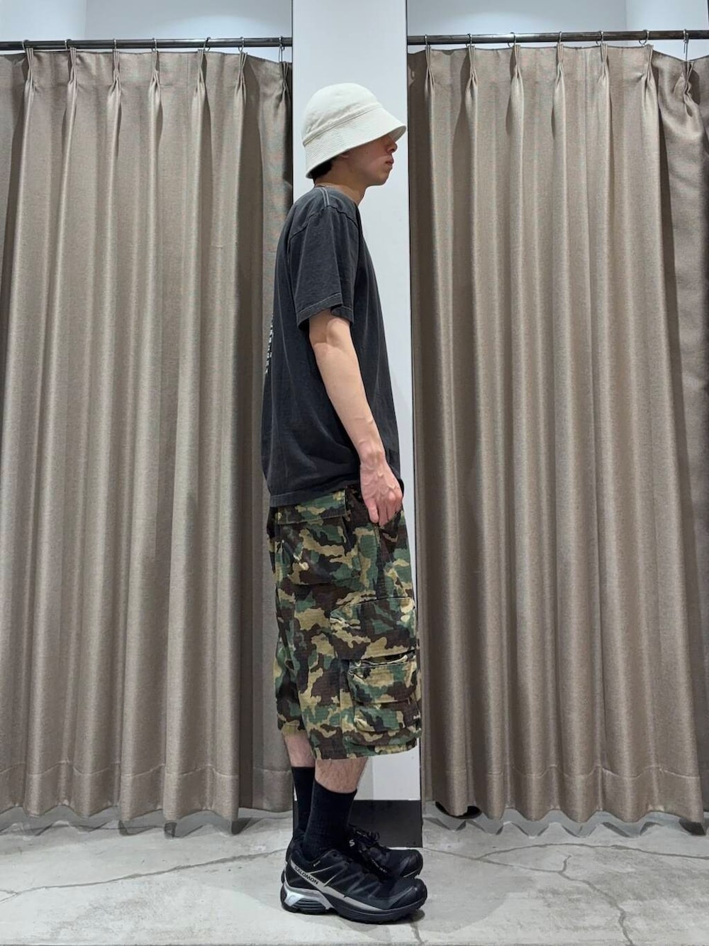 「アーバンリサーチ、カジュアルコーデ、URBANRESEARCH、夏コーデ、夏、休日スタイル、ハーフパンツ、新作、20代、メンズスタイル、メンズ、ur、休日、初夏スタイル、ビックシルエット」｜「SALOMONのSALOMON　XT-PATHWAY GORE-TEX（スニーカー、ブラック系）」を使った、manatoさん（メンズ・173cm）の夏コーディネートの3枚目の写真