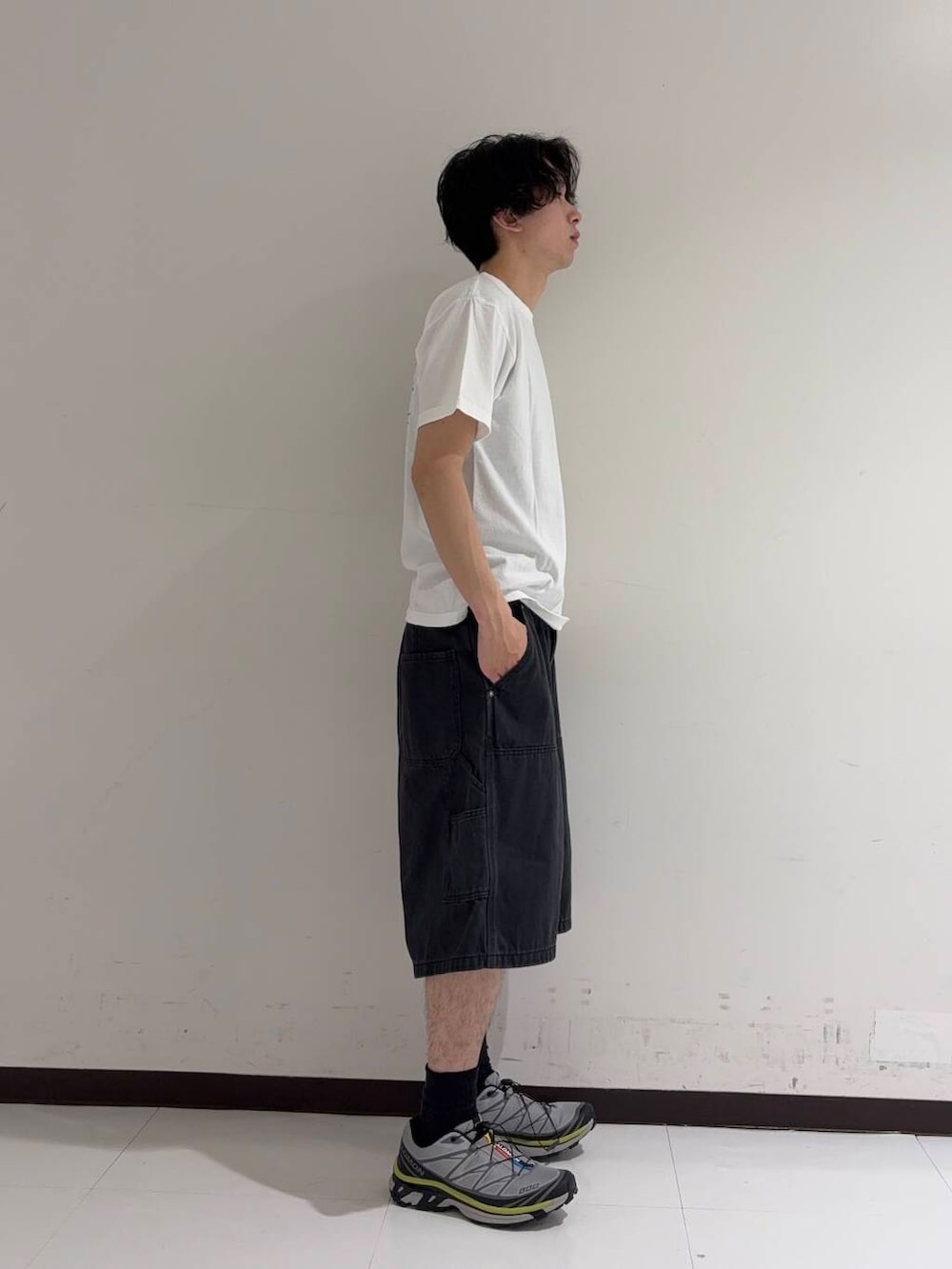 「アーバンリサーチ、カジュアル、ストリート、ストリートスタイル、カジュアルコーデ、URBANRESEARCH、夏コーデ、夏、newarrival、休日スタイル、ハーフパンツ、新作、20代、メンズスタイル、メンズ」|「SALOMONのSALOMON XT-6(スニーカー、グレー系)」を使った、manatoさん(メンズ・173cm)の夏コーディネートの2枚目の写真