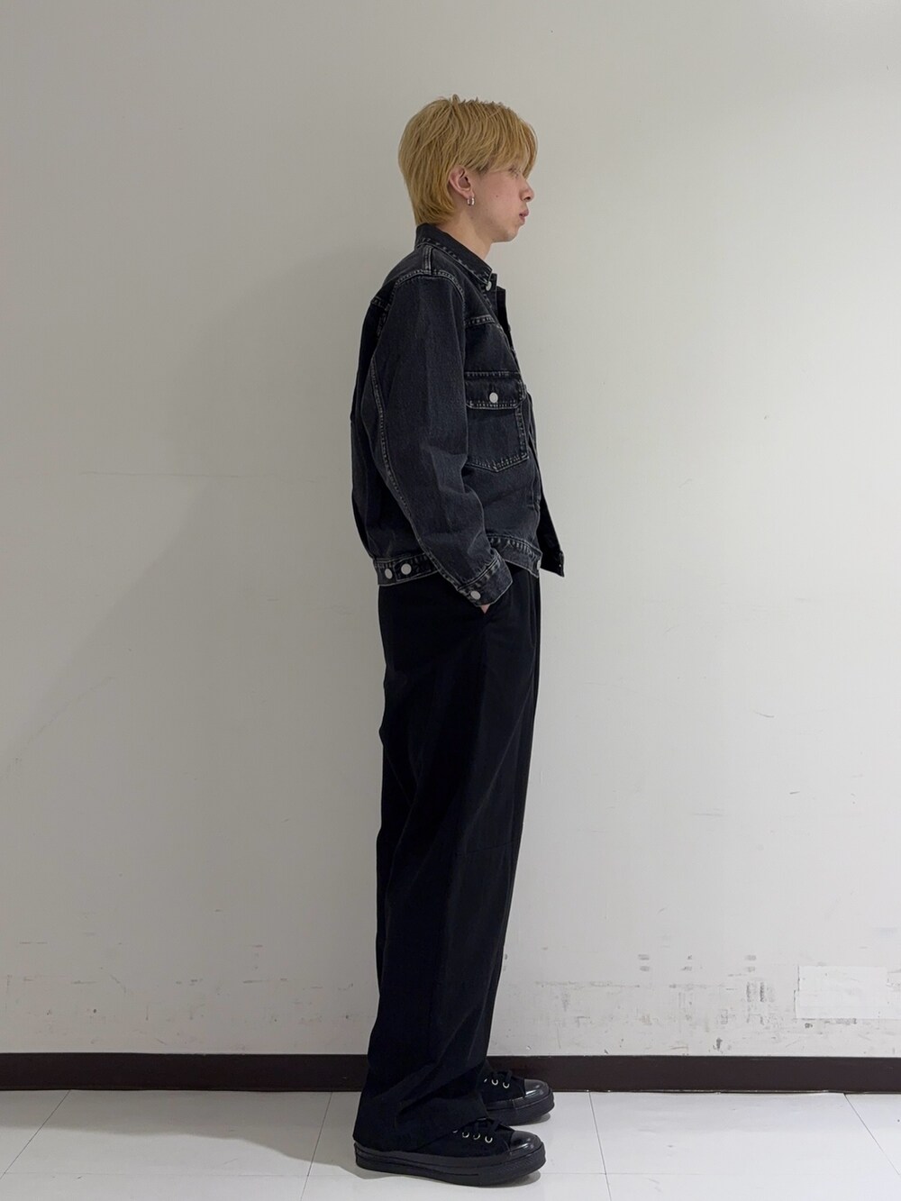 ブラック系のその他パンツ、ブラック系のスニーカー、ブラック系のデニムジャケットを着用したメンズの秋コーディネートの3枚目の写真