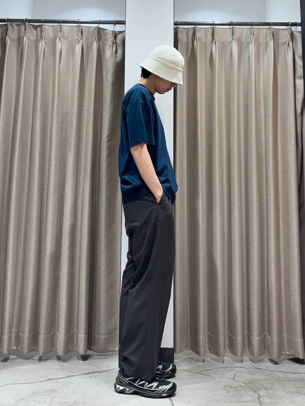 「アーバンリサーチ、カジュアルコーデ、URBANRESEARCH、夏コーデ、夏、休日スタイル、リラックス、20代、メンズスタイル、メンズ、ur、休日、機能性素材、旅行コーデ、初夏スタイル」｜「URBAN RESEARCHのnew basic 冷感COOL Tシャツ（Tシャツ/カットソー、ブルー系）」を使った、manatoさん（メンズ・173cm）の夏コーディネートの2枚目の写真