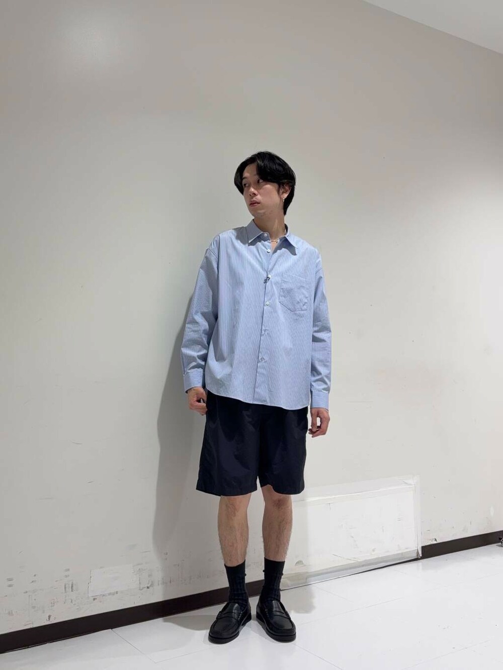 「アーバンリサーチ、カジュアルコーデ、URBANRESEARCH、休日スタイル、20代、綺麗め、メンズ、ur、初夏スタイル、サマーショーツ、ここでしか手に入らない別注アイテム、sip2412」｜「THOMAS MASONのnew basic　THOMAS MASON OVER SHIRTS（シャツ/ブラウス、その他）」を使った、manatoさん（メンズ・173cm）の春コーディネートの3枚目の写真