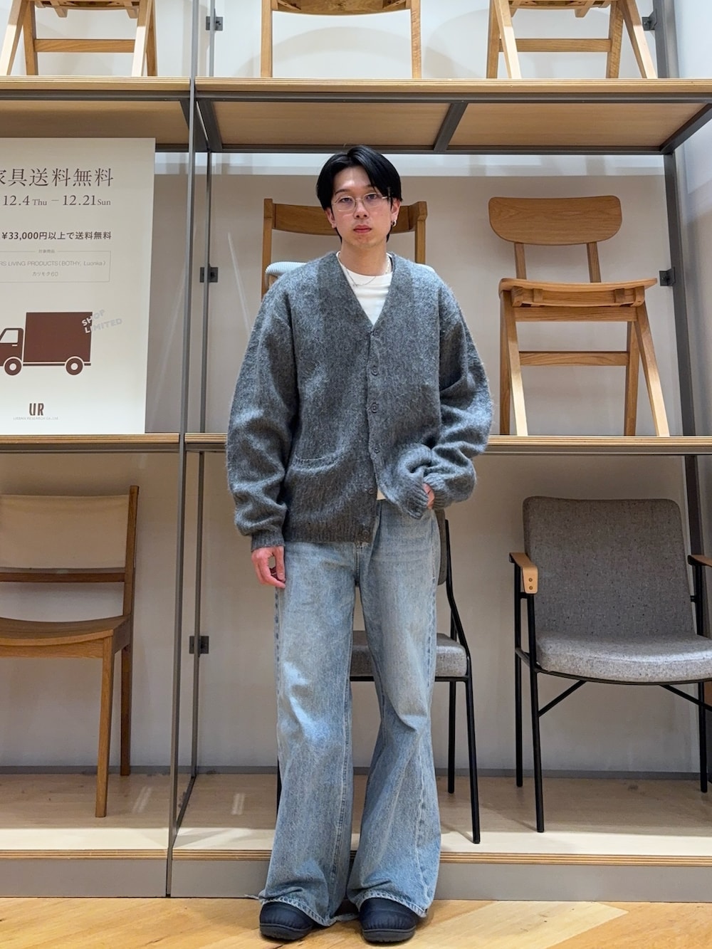 グレー系のカーディガン/ボレロ、ブルー系のデニムパンツ、ブラック系のその他シューズを着用したメンズの冬コーディネートの3枚目の写真