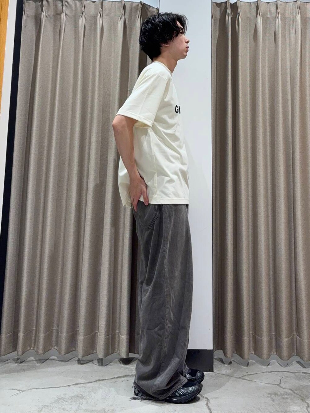 「アーバンリサーチ、カジュアルコーデ、URBANRESEARCH、夏コーデ、夏、休日スタイル、リラックス、20代、メンズスタイル、メンズ、ur、休日、旅行コーデ、初夏スタイル、暑い」｜「EKALの『UR TECH ひやサラクール』 GAWPING T-SHIRTS（Tシャツ/カットソー、ホワイト系）」を使った、manatoさん（メンズ・173cm）の夏コーディネートの2枚目の写真