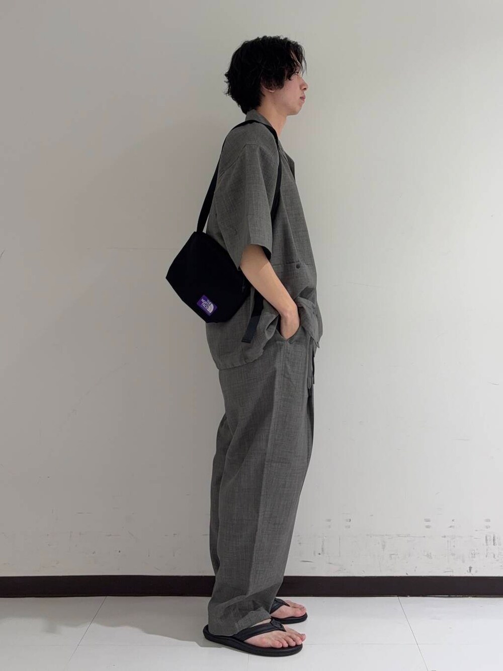 ブラック系のサンダル、グレー系のその他パンツ、グレー系のシャツ/ブラウスを着用したメンズの夏コーディネートの3枚目の写真