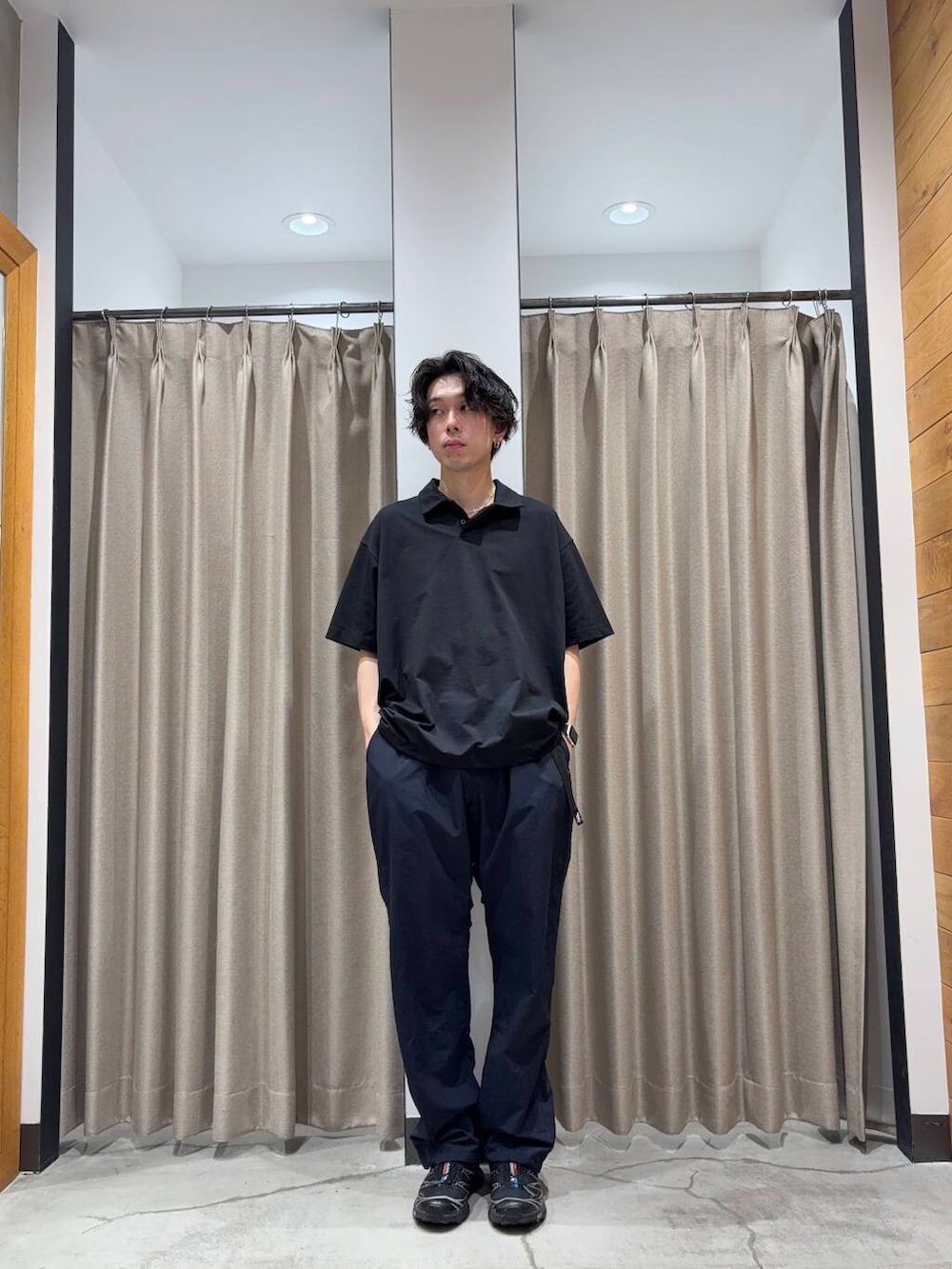 「アーバンリサーチ、カジュアルコーデ、URBANRESEARCH、夏コーデ、夏、休日スタイル、リラックス、20代、メンズスタイル、メンズ、ur、休日、機能性素材、初夏スタイル、ビックシルエット」｜「GramicciのGramicci / LOWERCASE　NYLON TRACK PANT（その他パンツ、ブルー系）」を使った、manatoさん（メンズ・173cm）の夏コーディネートの3枚目の写真
