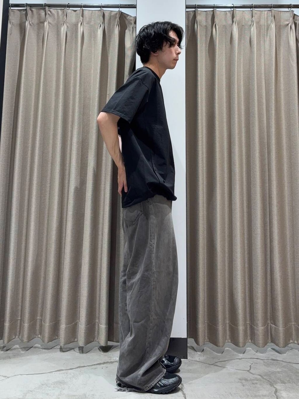 「アーバンリサーチ、カジュアルコーデ、URBANRESEARCH、夏コーデ、夏、休日スタイル、リラックス、20代、メンズスタイル、メンズ、ur、休日、旅行コーデ、初夏スタイル、暑い」｜「EKALの『吸水速乾/軽量』DotAir SHORT-SLEEVE PULLOVER（Tシャツ/カットソー、ブラック系）」を使った、manatoさん（メンズ・173cm）の夏コーディネートの2枚目の写真