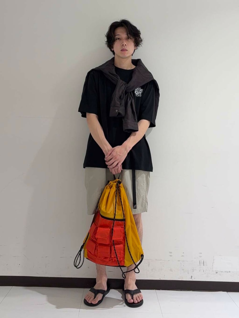 「アーバンリサーチ、カジュアルコーデ、URBANRESEARCH、夏コーデ、夏、休日スタイル、リラックス、20代、メンズスタイル、メンズ、ur、休日、旅行コーデ、初夏スタイル、暑い」｜「GramicciのGramicci / LOWERCASE　NYLON LOOSE SHORT（その他パンツ、グレー系）」を使った、manatoさん（メンズ・173cm）の夏コーディネートの3枚目の写真