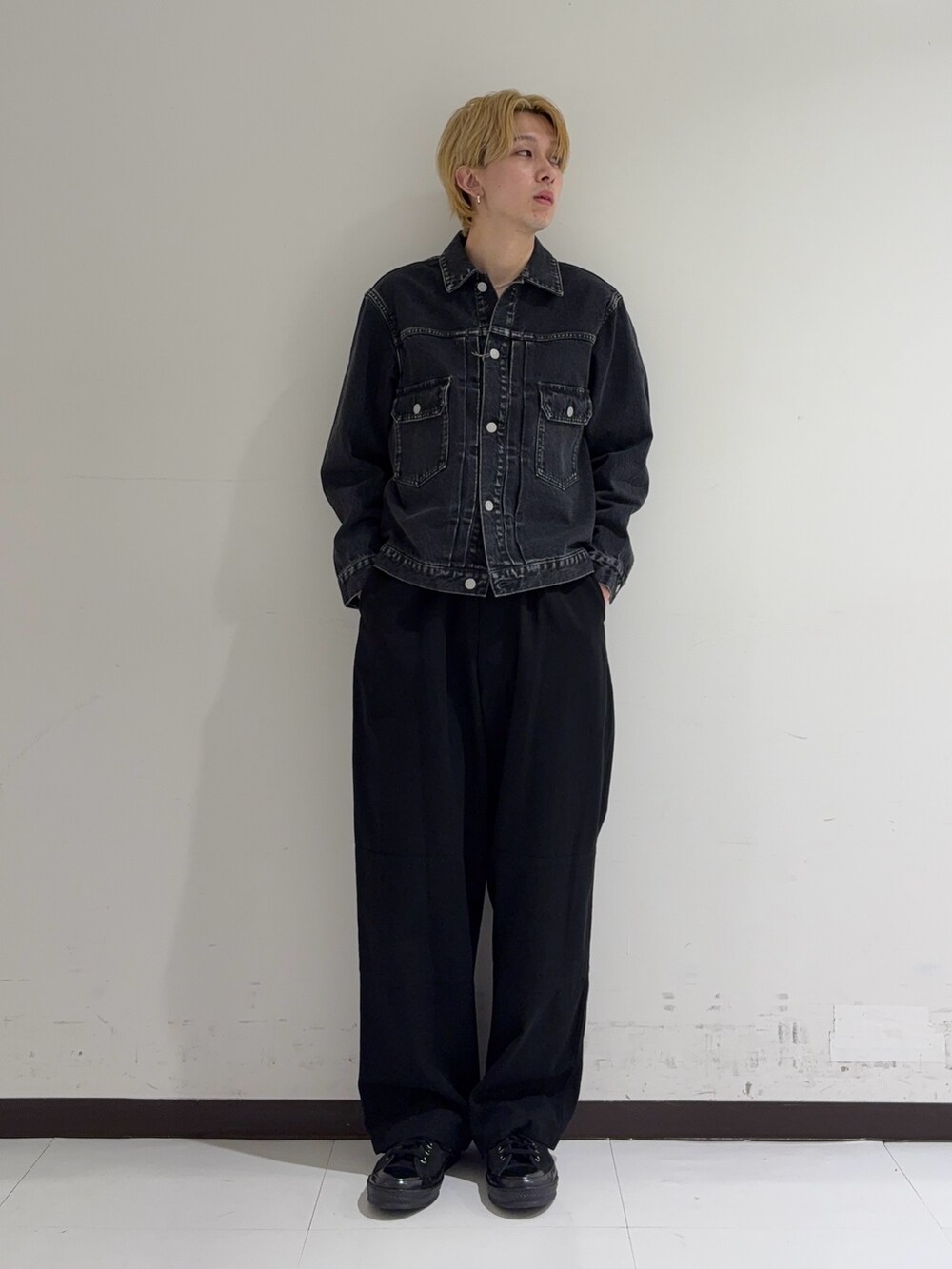 ブラック系のその他パンツ、ブラック系のスニーカー、ブラック系のデニムジャケットを着用したメンズの秋コーディネートの2枚目の写真