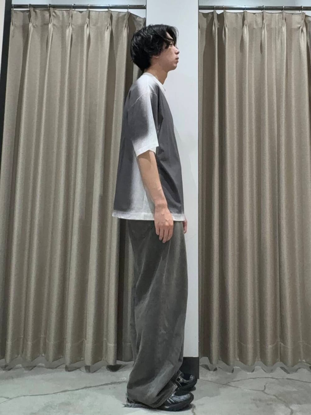 「アーバンリサーチ、カジュアルコーデ、URBANRESEARCH、夏コーデ、夏、休日スタイル、リラックス、20代、メンズスタイル、メンズ、ur、休日、旅行コーデ、初夏スタイル、暑い」｜「URBAN RESEARCHのGGG　Fade Print Crew-Neck Short-Sleeve T-shirts（Tシャツ/カットソー、グレー系）」を使った、manatoさん（メンズ・173cm）の夏コーディネートの2枚目の写真
