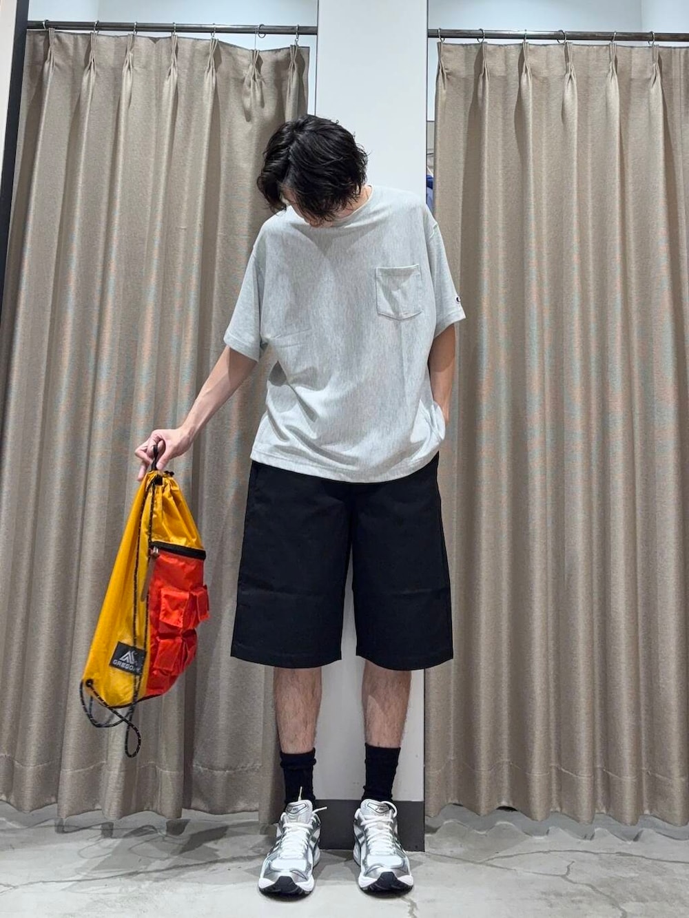 「アーバンリサーチ、オーバーサイズ、カジュアルコーデ、URBANRESEARCH、夏コーデ、夏、休日スタイル、リラックス、20代、メンズスタイル、メンズ、ur、お出かけコーデ、休日、機能性素材」｜「ChampionのLOWERCASE×Champion　速乾ReverseWEave TEE（Tシャツ/カットソー、グレー系）」を使った、manatoさん（メンズ・173cm）の夏コーディネートの5枚目の写真