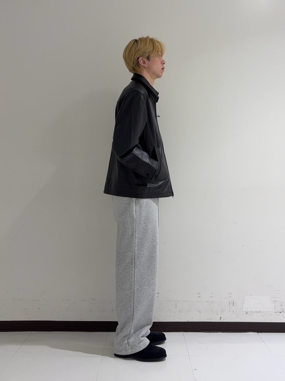 ブラック系のその他アウター、グレー系のその他パンツ、ブラック系のドレスシューズを着用したメンズの秋コーディネートの2枚目の写真