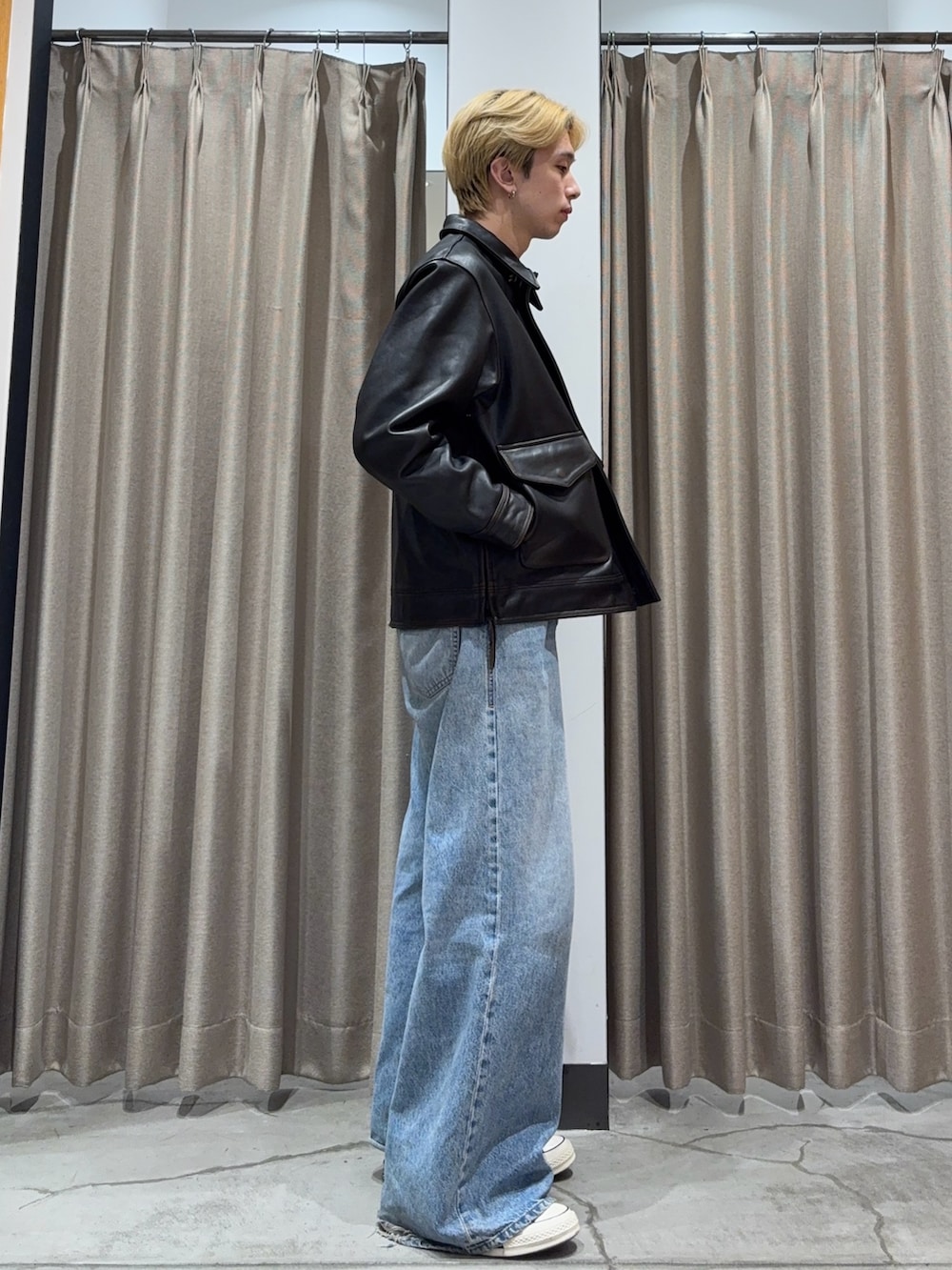 ブラック系のその他アウター、ブルー系のデニムパンツ、ブラック系のスニーカーを着用したメンズの秋コーディネートの2枚目の写真