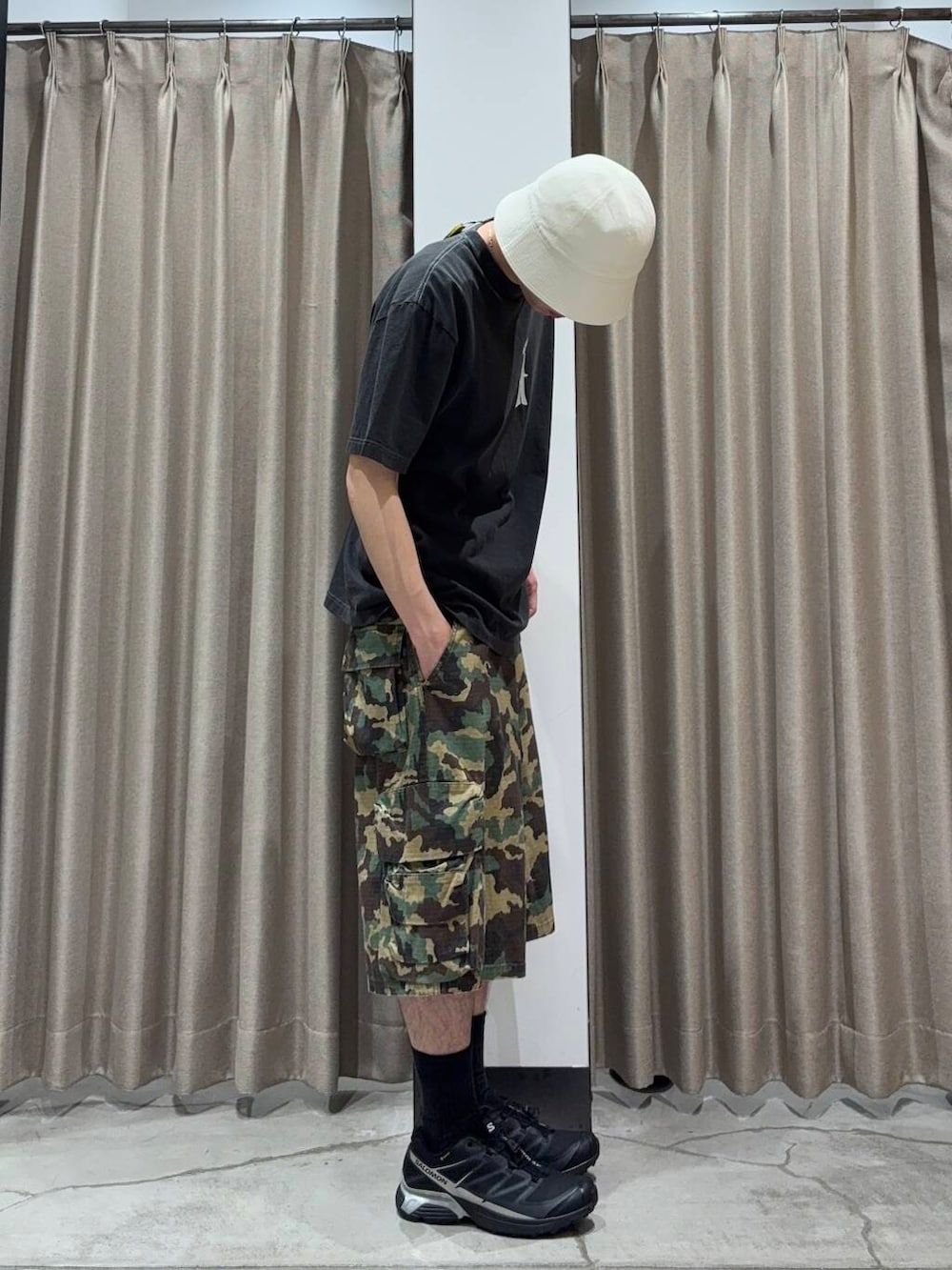 「アーバンリサーチ、カジュアルコーデ、URBANRESEARCH、夏コーデ、夏、休日スタイル、ハーフパンツ、新作、20代、メンズスタイル、メンズ、ur、休日、初夏スタイル、ビックシルエット」｜「SALOMONのSALOMON　XT-PATHWAY GORE-TEX（スニーカー、ブラック系）」を使った、manatoさん（メンズ・173cm）の夏コーディネートの2枚目の写真