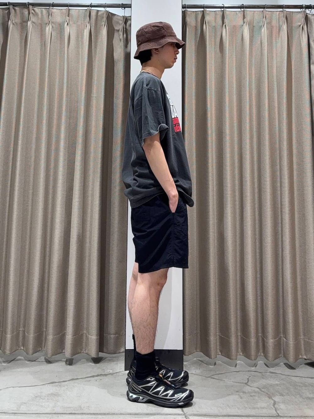 「アーバンリサーチ、カジュアルコーデ、URBANRESEARCH、夏コーデ、夏、休日スタイル、リラックス、20代、メンズスタイル、メンズ、ur、休日、初夏スタイル、暑い、ビックシルエット」｜「GOOD ROCK SPEEDのGOOD ROCK SPEED　GREEN DAY SHORT-SLEEVE T-SHIRTS（Tシャツ/カットソー、グレー系）」を使った、manatoさん（メンズ・173cm）の夏コーディネートの3枚目の写真